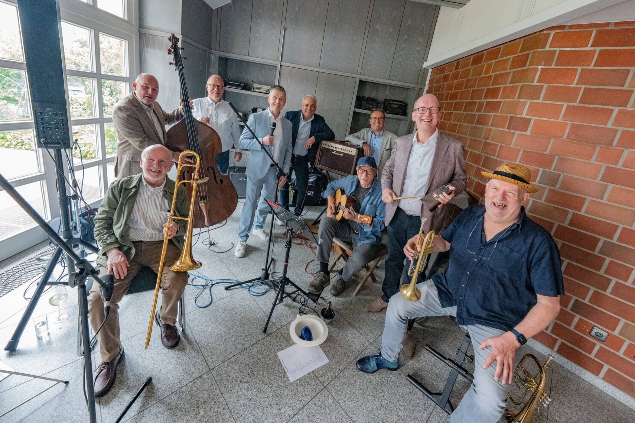  Beste Laune hatten Gastgeber und die Band „Jazzbones“ beim Sommer-Frühschoppen des Mönchengladbacher Handwerks im Haus der Volksbank. 