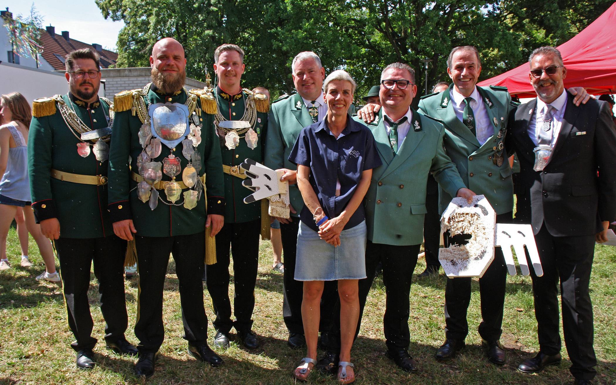 Beim Foto segelten noch die Sägespäne des Holzvogels durch die Luft: Stephan Bongartz (3. v.re.) ist mit seiner Frau Nicole das Königspaar 2027 der St. Sebastianus Bruderschaft Schiefbahn.