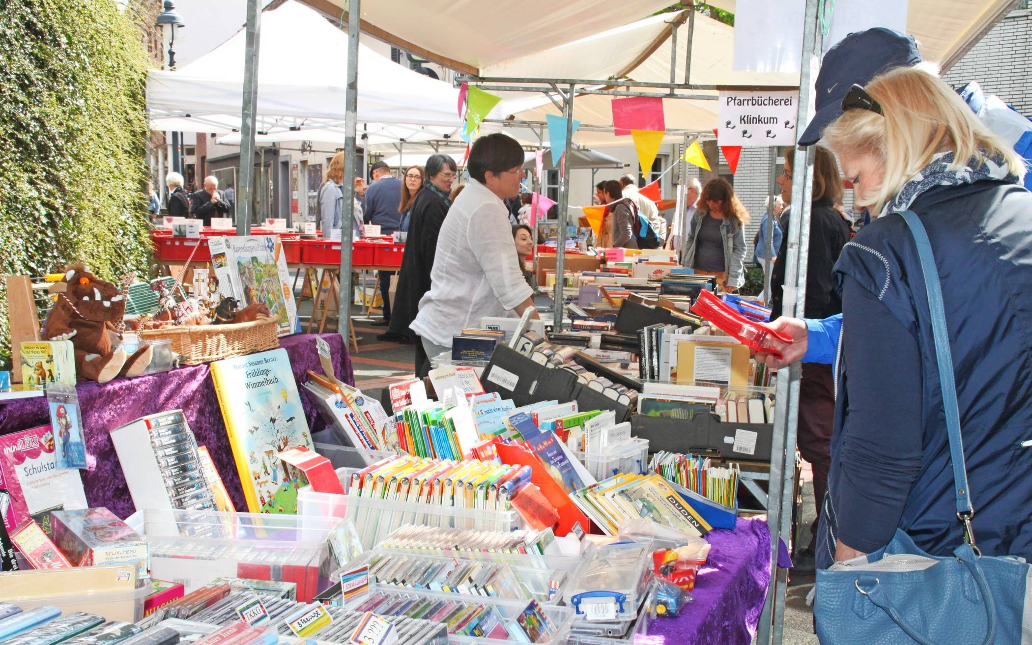  Bis 18 Uhr präsentieren zahlreiche Aussteller ein umfangreiches Angebot an Büchern, Zeitschriften, Bildbänden, Romanen und Raritäten für Bücherfans. 