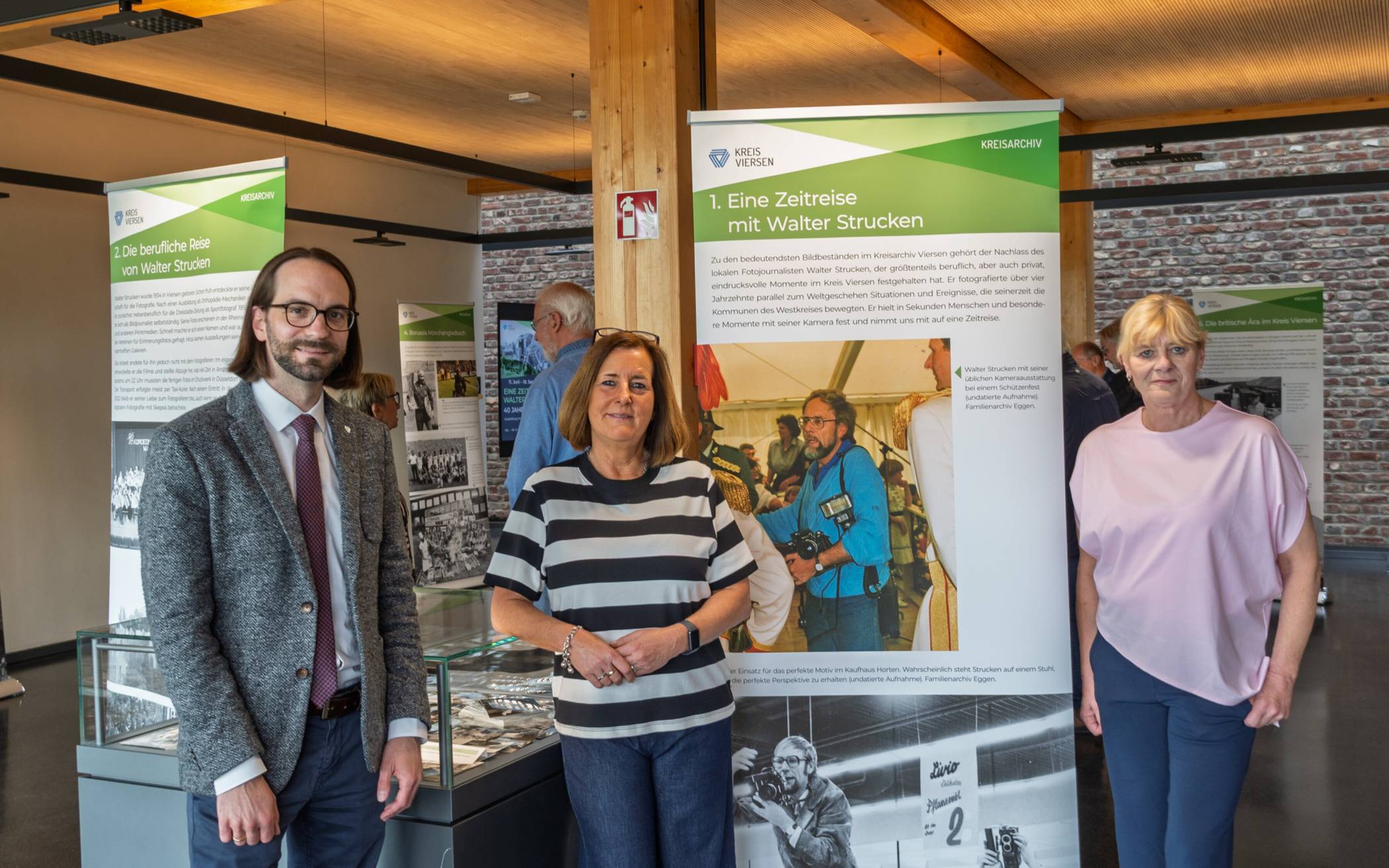 Eröffneten die Ausstellung (v.l.): Dr. Matthias Herm (Leiter des Kreisarchivs), Ute Eggen (Schenkerin des Nachlasses) und Martina Hirop (Kuratorin der Ausstellung). 