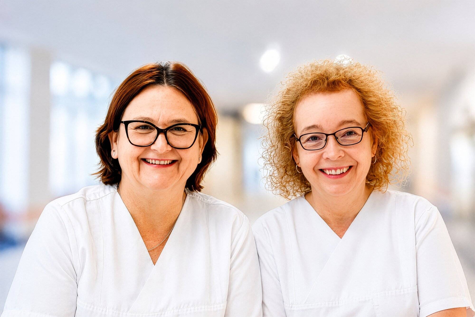 Üben häusliche Pflege mit Angehörigen: die beiden Pflegefachkräfte und Pflegetrainerinnen der familialen Pflege, Gertrude Esser (l.) und Sandra Rose. 
