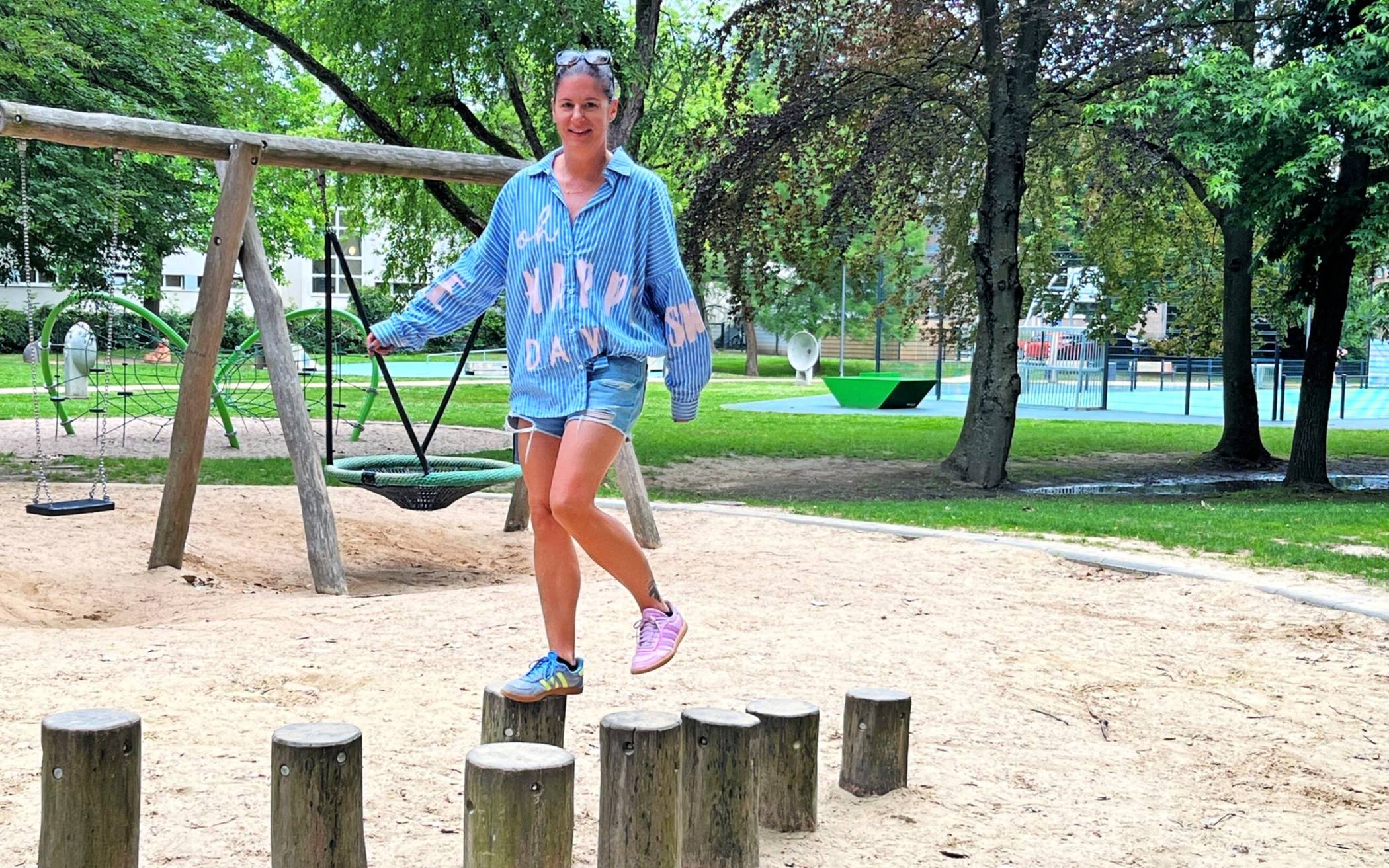  Spielplatz-Testerin Claudia Franzen auf einem ihrer Lieblings-Spielplätze – im Geropark. Kleines Foto: Ganz in der Nähe und auch zu empfehlen: der Spielplatz Hügelstraße im Westend. Fotos: Petra Käding, Claudia Franzen 