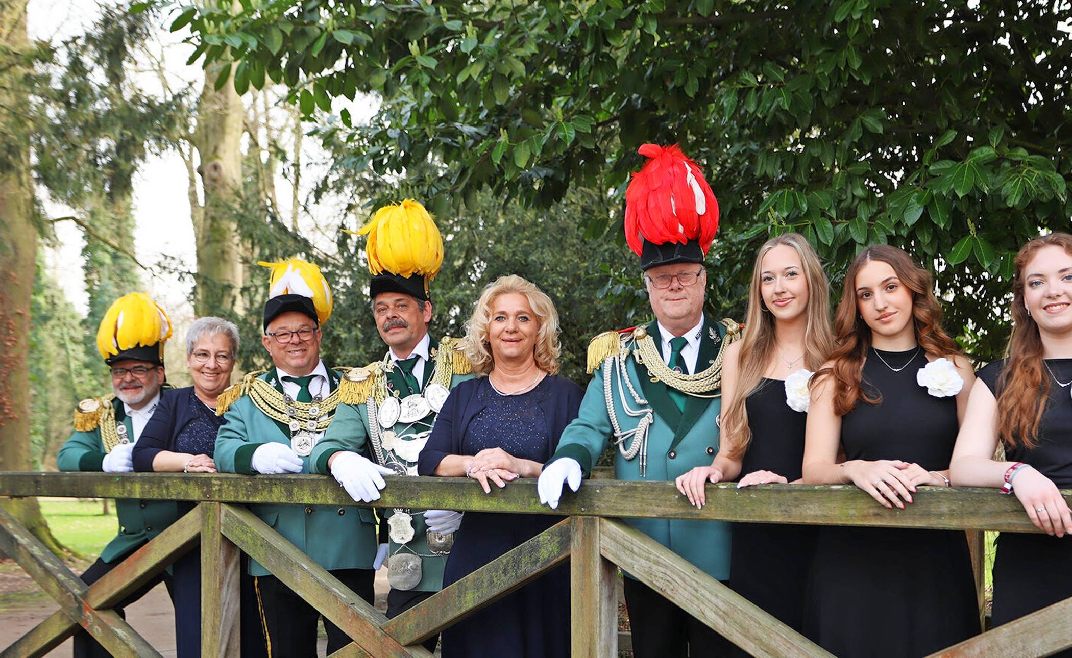 Das Königshaus der St. Sebastianus-Schützen. Unser Foto zeigt von links Stefan Broekmann, Ministerpaar Susanne und Michael Schmitz, König Thomas Michiels mit Simone Haidrich, Königsoffizier Norbert Sprünken  sowie die drei Hofdamen Marie Witte, Nora Pohl und Mia Friedrich. Foto: St. Sebastianus-Schützenbruderschaft