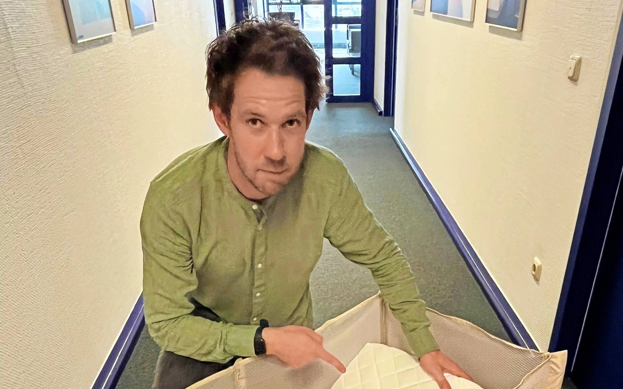Ein Koffer, der zum Kinderbett wird. Fabian Herzog zeigt, wie einfach CaseNapzZz aufzubauen ist. 