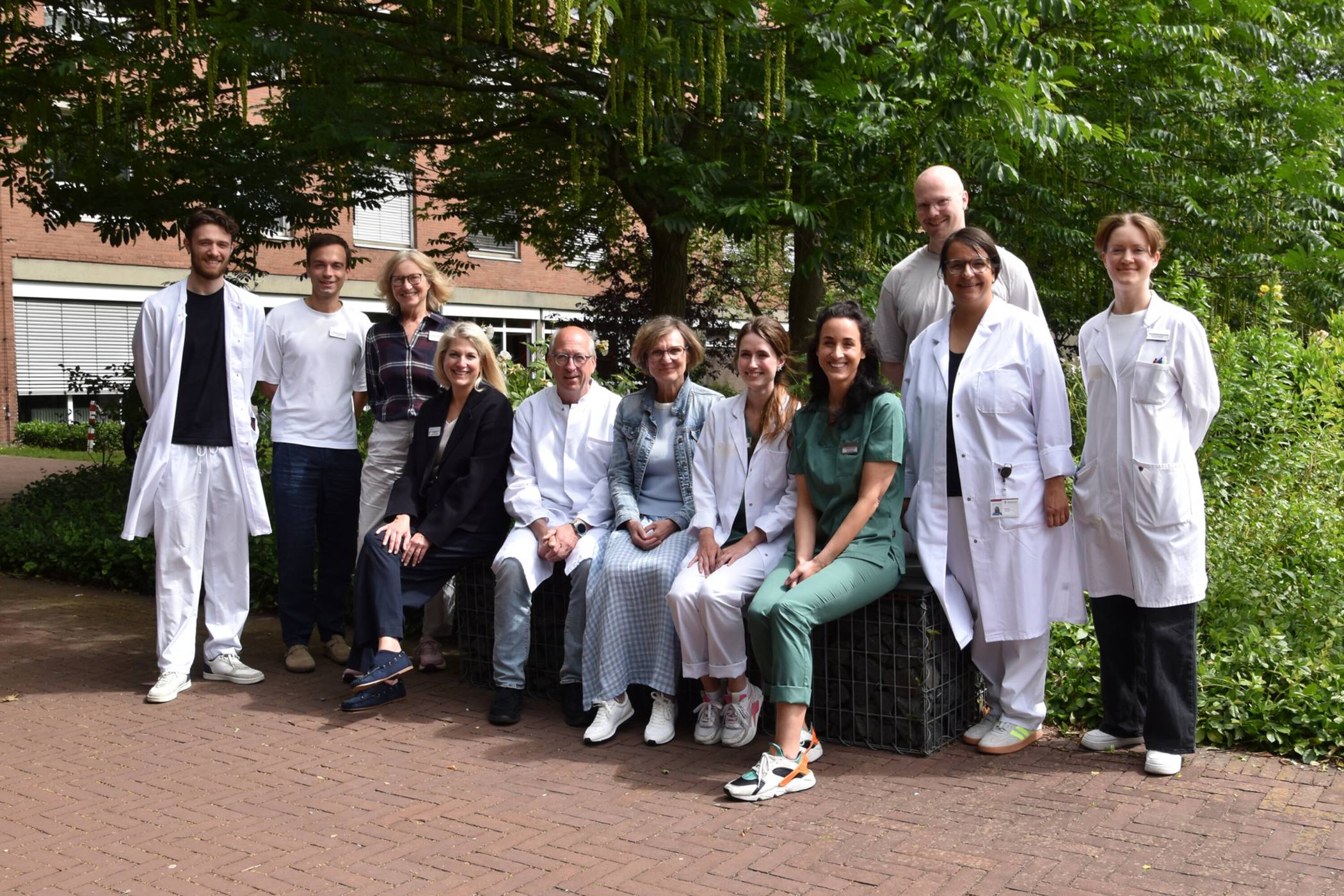 Das Team des Zentrums für Neuropsychologie mit Diana Pesy (3. v. l.), Leitende Neurospychologin, daneben der Ärztliche Direktor Prof. Dr. Hans-Jürgen von Giesen.