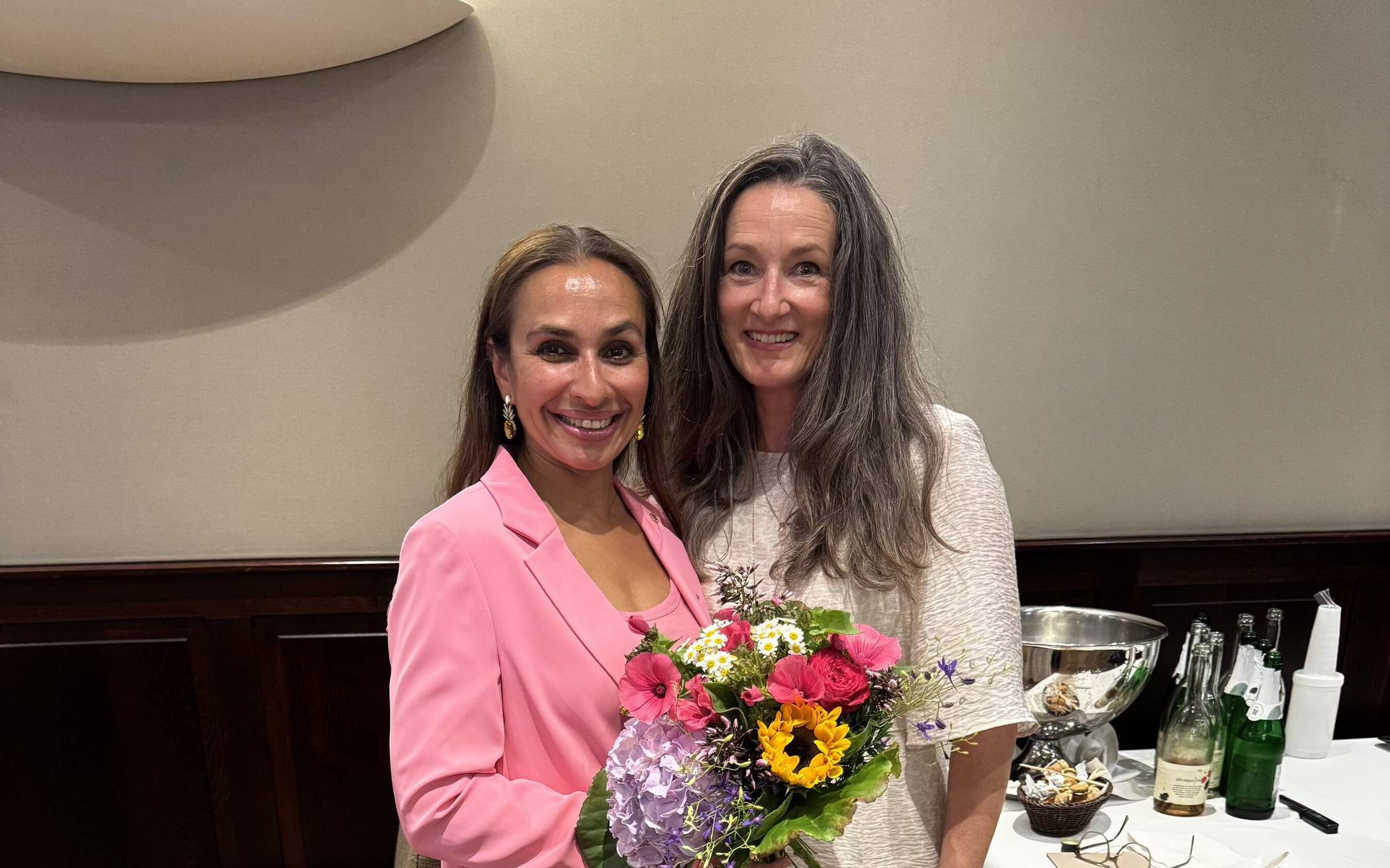  Djamila Stais (l.) löst Sabine Kasper-Wiesner als Lions-Präsidentin ab. 