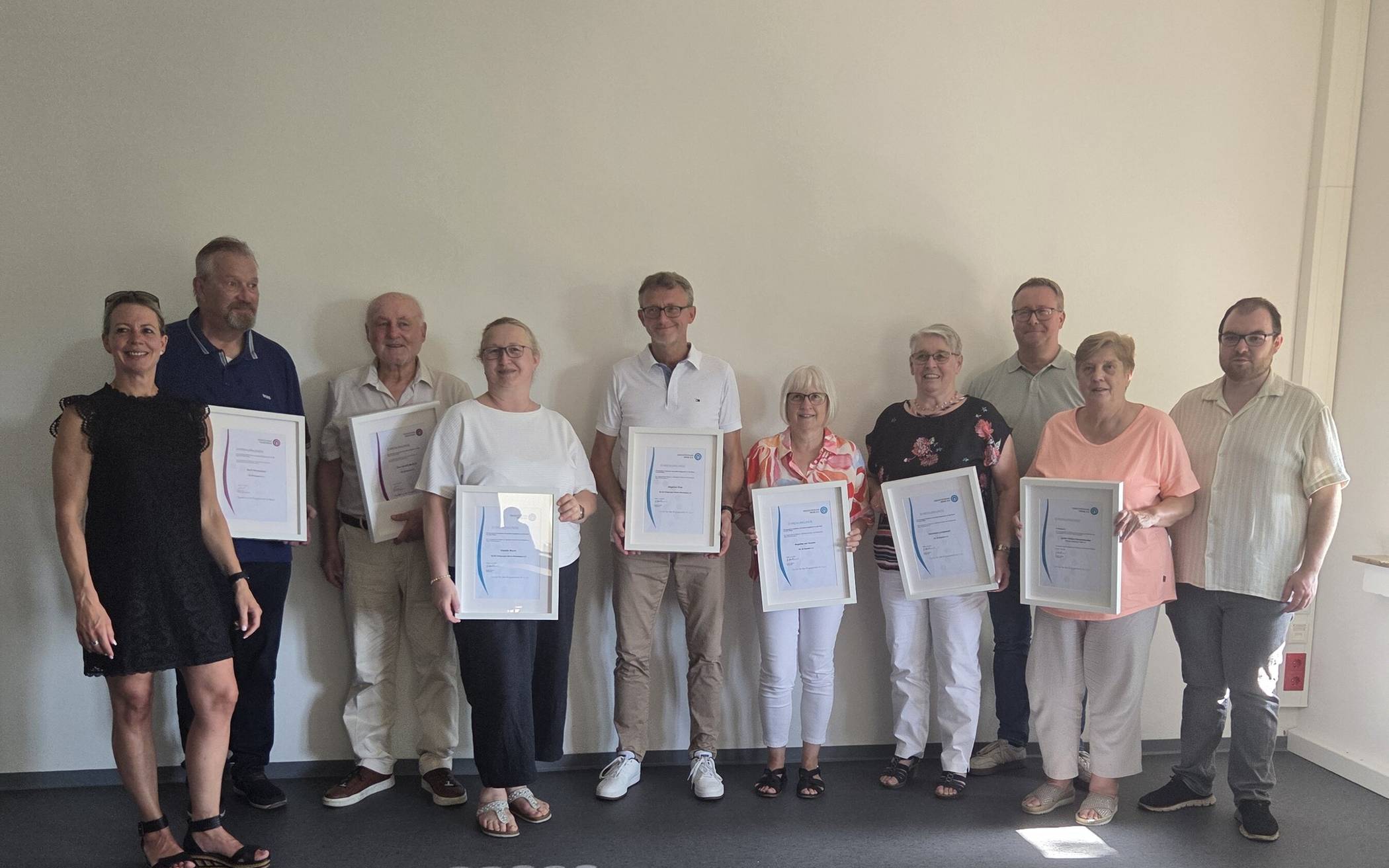 Geschäftsführerin KSB Denise Boymann, zwei Stellvertreter für verhinderte „junge Ehrenamtler“; Klaudia Bours, Siegfried Thiel (DLRG OG Moers-Rheinkamp),Angelika van Vuuren, Hannelore Leciejewski (VfL 08 Repelen), SSV Moers Vorsitzender Andreas Bögner, Ulrike Hüfken-Pannenbecker (MSC Moers) und Vorsitzender der KSB-Sportjugend Pascal Smit