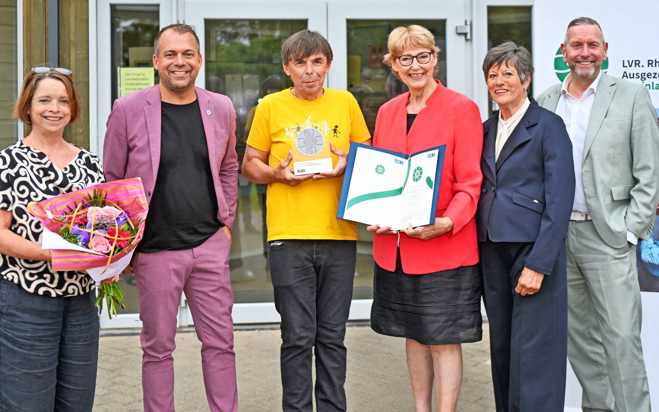  Verleihung des Rheinlandtalers am Donnerstagabend für Petra und Stephan Adomeitis. Unser Foto zeigt von links Claudia Poetsch (GRÜNE Willich), Bürgermeister Christian Pakusch, Stephan Adomeitis, Karin Schmitt-Promny (LVR), Elisabeth Lehnen (stellvertretende Landrätin für den Kreis Viersen) und MdL Guido Görtz (beide CDU).  
