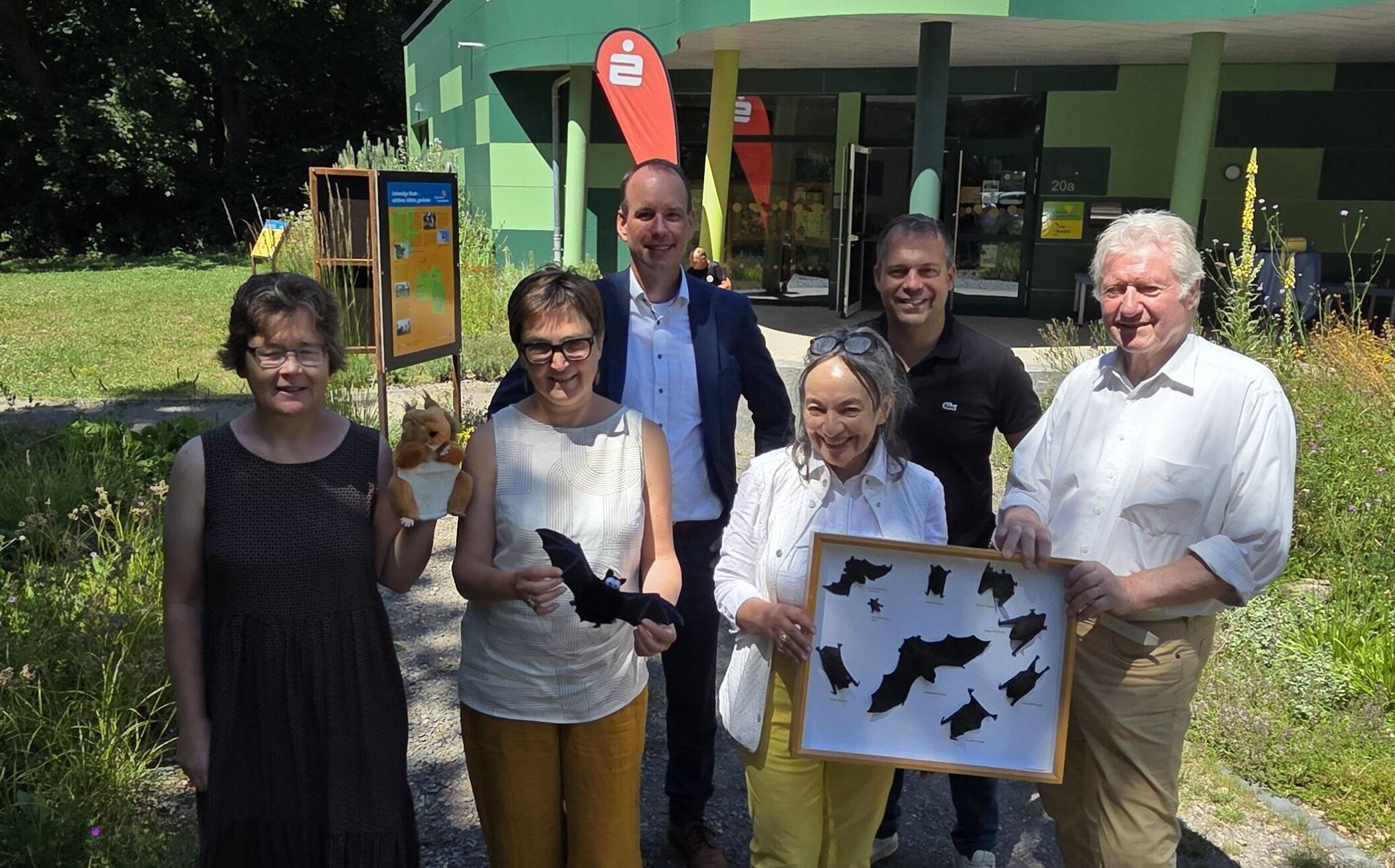  Haben am Mittwoch zwei MINT-Programme in der Eva-Lorenz-Umweltstation vorgestellt (von links): die Dozentinnen Luzy Conrads-Guthmann und Helga Westerhuis, Thomas Bongartz, Leiter der Sparkasse Willich, Monica Sandrock (Nabu), Bürgermeister Christian Pakusch und Jack Sandrock (Nabu). Foto: Grammatikou  