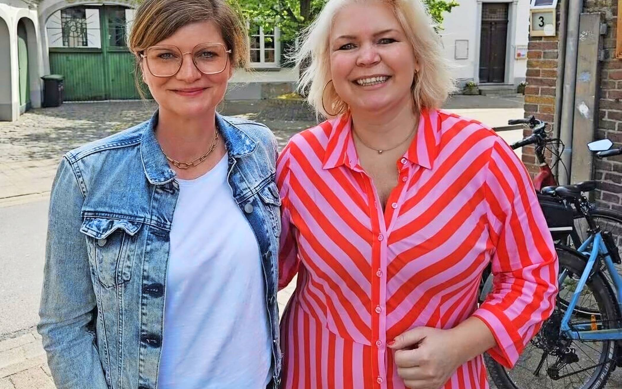  Sarah Philipp (l.), Landesvorsitzende der NRWSPD, und Landtagskandidatin Chantal Messing freuen sich auf die Besucherinnen und Besucher beim „Come Together“. 