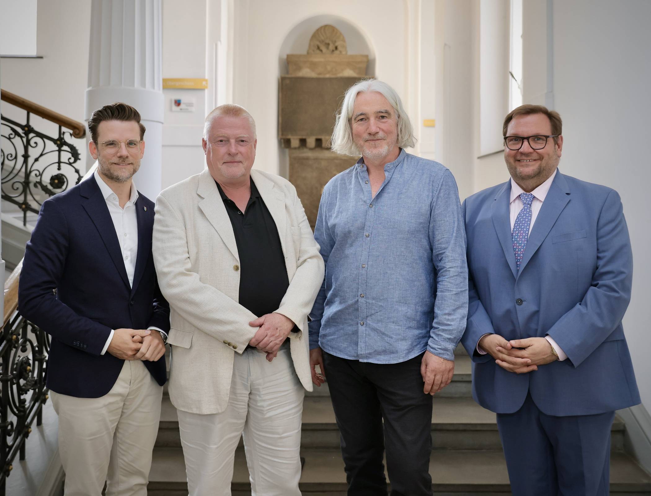 Im Krefelder Rathaus: Christoph Roos (2.v.r.) wird Michael Grosse (2.v.l.) als Generalintendant des Gemeinschaftstheaters nachfolgen - hier zusammen mit Krefelds Oberbürgermeister Frank Meyer (r.) und seinem Mönchengladbacher Amtskollegen Felix Heinrichs (l.). Foto: Stadt Krefeld, Dirk Jochmann