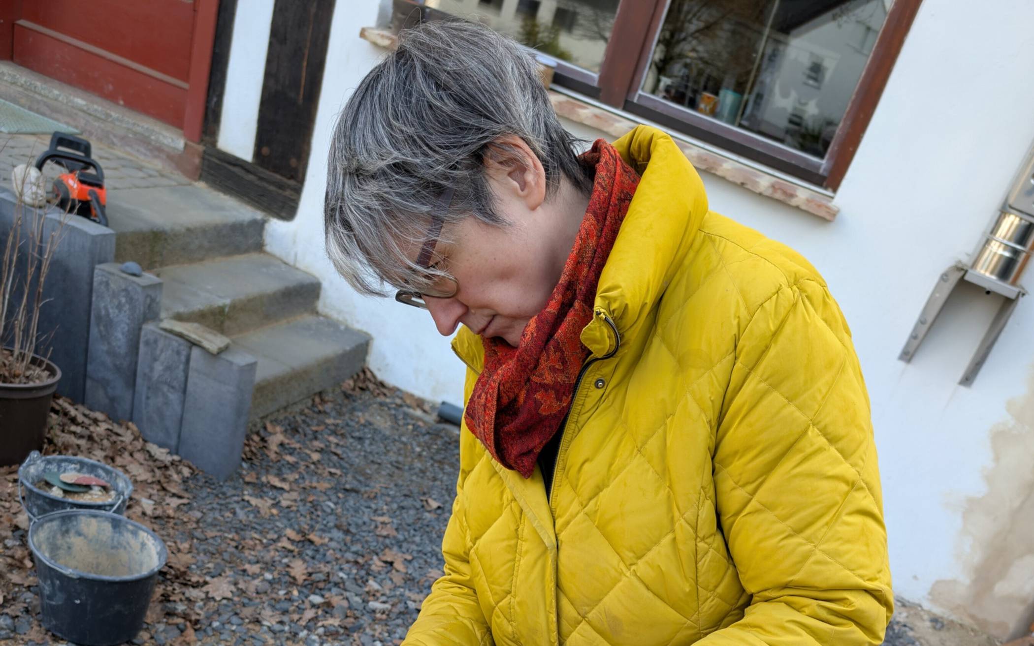 Künstlerin Sonja Toepfer hat den Apostelinnen-Leuchter umgesetzt. 