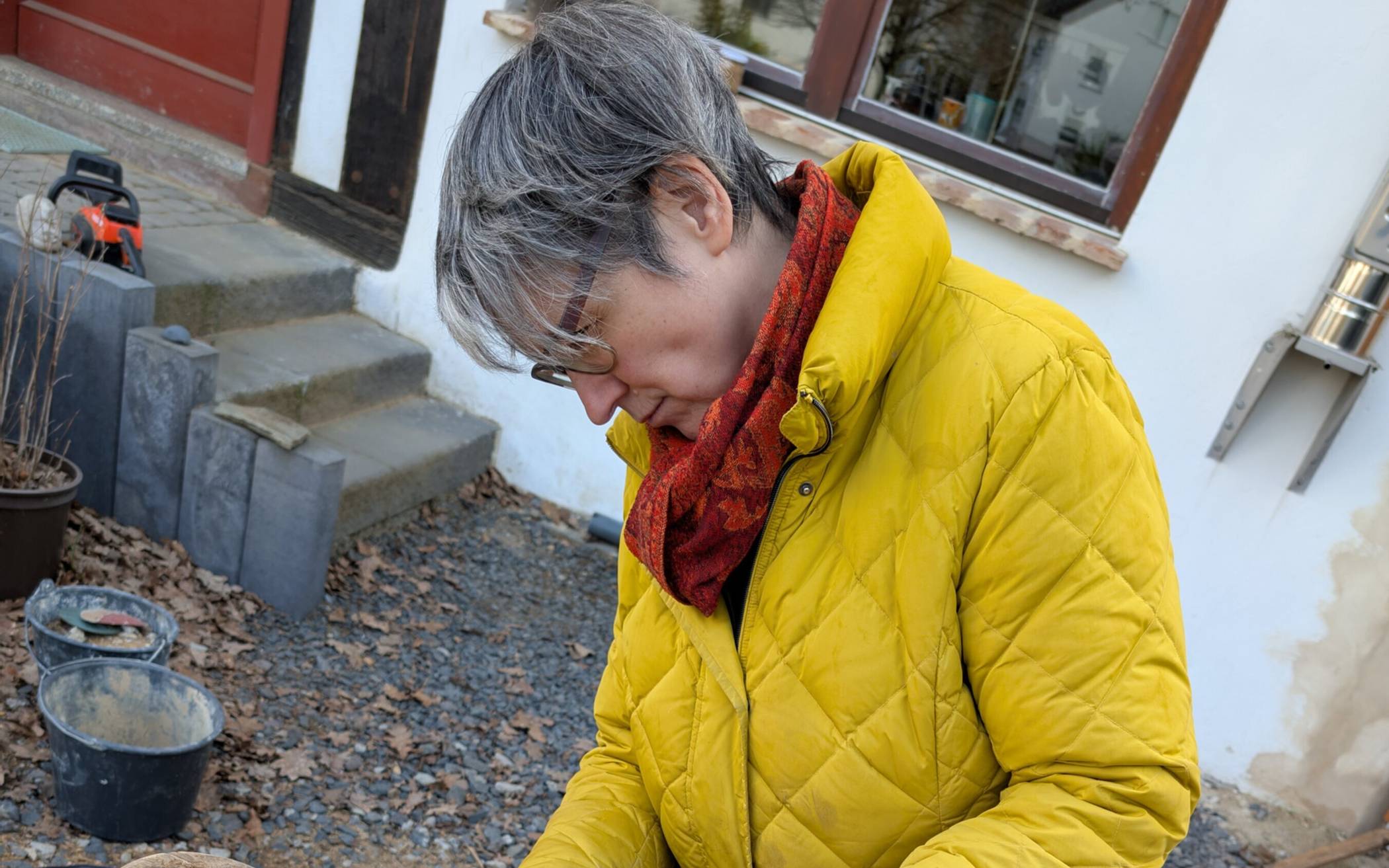 Künstlerin Sonja Toepfer hat den Apostelinnen-Leuchter