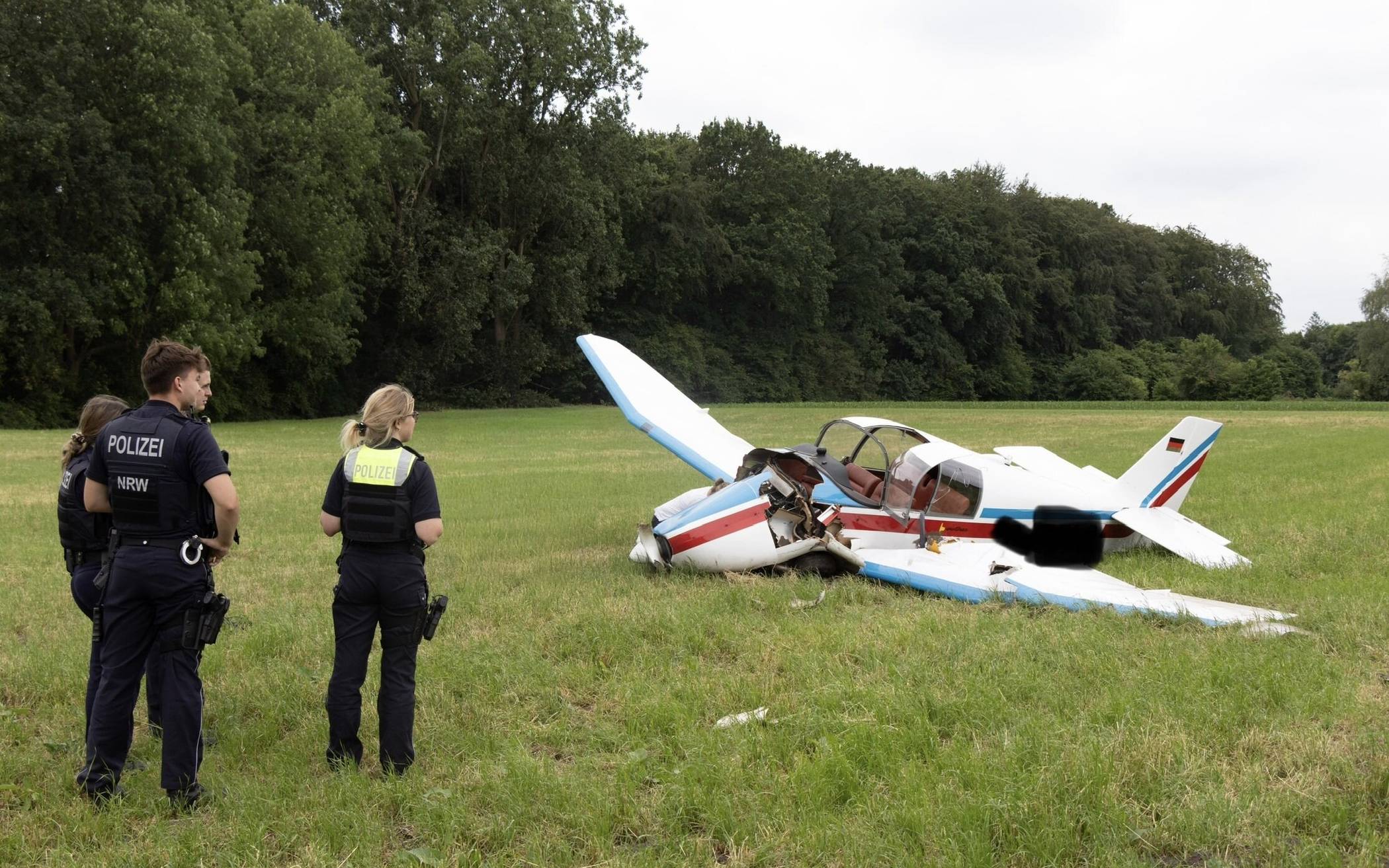Motorflugzeug stürzt nach Start in Grefrath ab