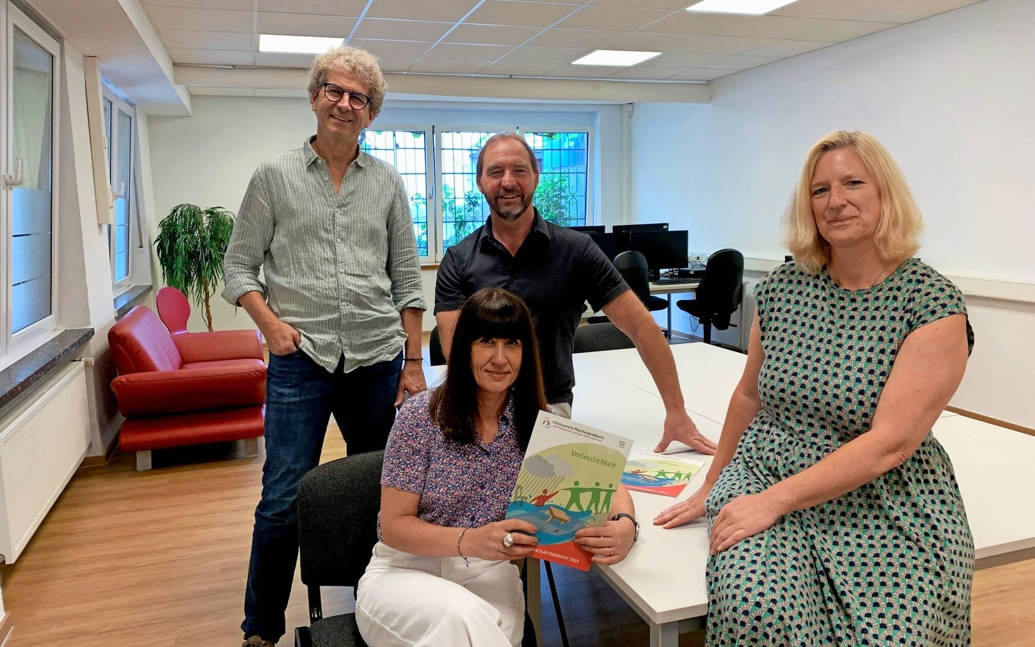  Leitungsteam im gerade frisch renovierten Besprechungsraum: (v.l.) Geschäftsführer Matthias Merbecks, Susanne Ciernioch, Fundraising und Öffentlichkeitsarbeit, Vertriebsleiter Peter Settele und Stefanie Neumann, Leiterin des Sozialdienstes. 