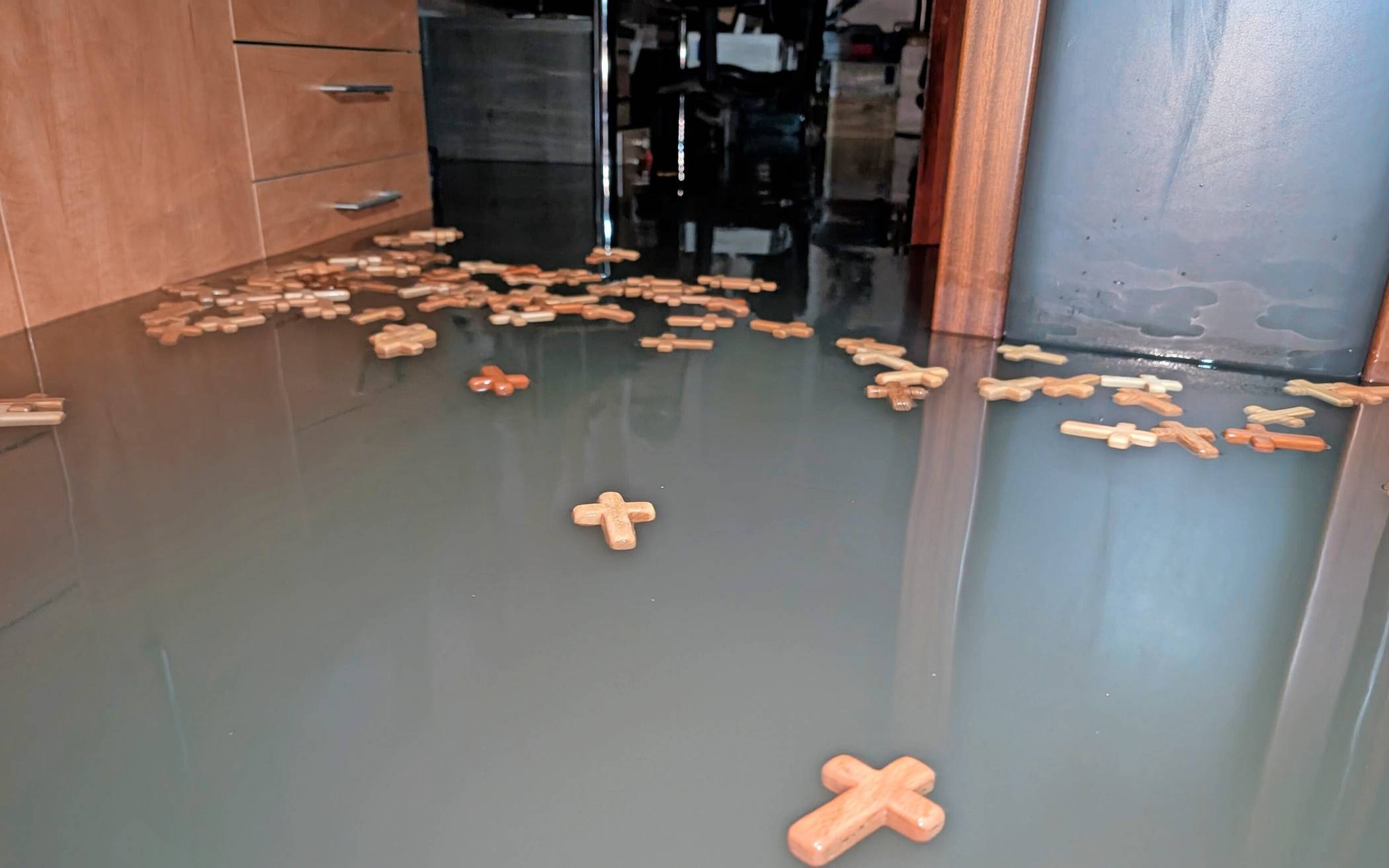 Am 9. September 2025 stiegt das Wasser so hoch, dass die Sitzflächen der Stühle nicht mehr zu sehen waren. Holzkreuze aus der Schreinerei schwammen da, wo an diesem Tag eigentlich ein Frühstück mit Bischof Dr. Helmut Dieser geplant war.  