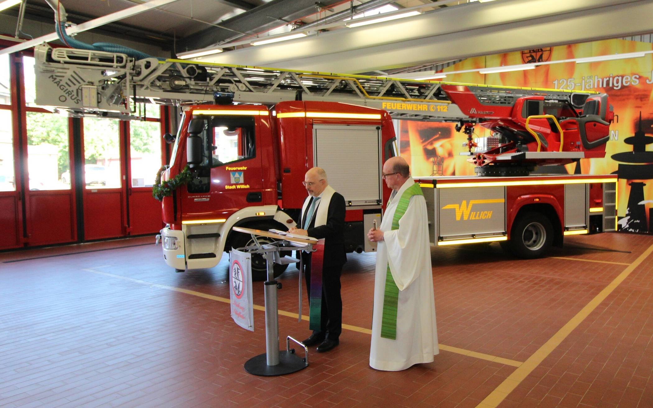 Der Löschzug Schiefbahn hat am Samstag einen neuen Drehleiterwagen bekommen. Unser Foto zeigt Pastor Schuler (links im Bild) und Pfarrer Lenzen vor der Drehleiter bei der Einsegnung.  