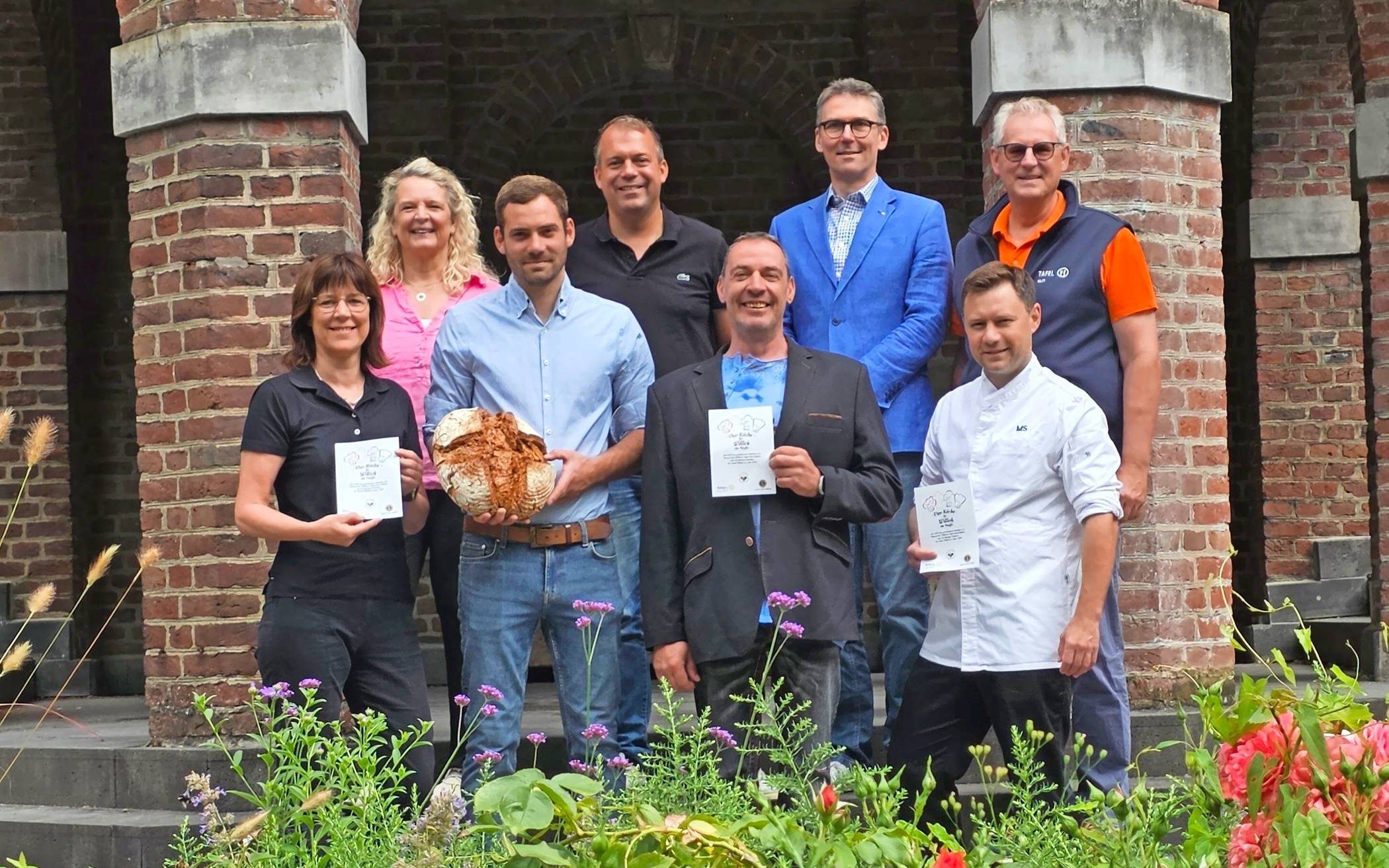  Auch in diesem Jahr - und es ist die fünfte Aktion dieser Art - gibt es wieder „Vier Köche für Willich“. Unser Foto zeigt von Links Yvonne Gold (Kaiserhof), Berenike Lüders (Past Präsident Lions Club), Christoph Cossmann (Stautenhof), Bürgermeister Christian Pakusch, Erik Maluschka (Haus Krücken), Dr. Alexander Berresheim (Rotary Club), Matthias Stieger (Landgut Ramshof) und Andreas Stumpf (Tafel Willich).  
