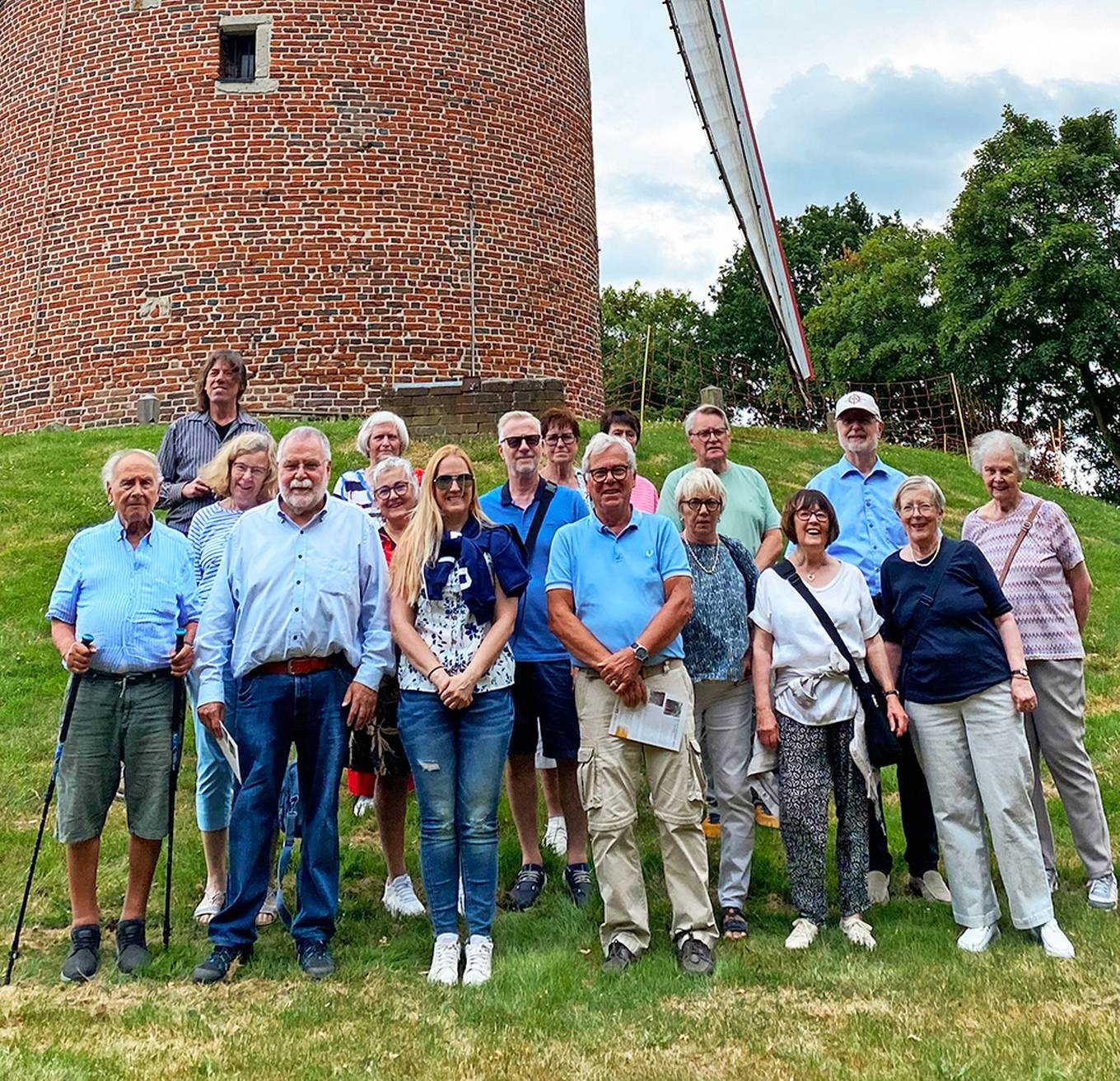 Die Heimatkreis-Gruppe vor der Mühle nach der Führung. 