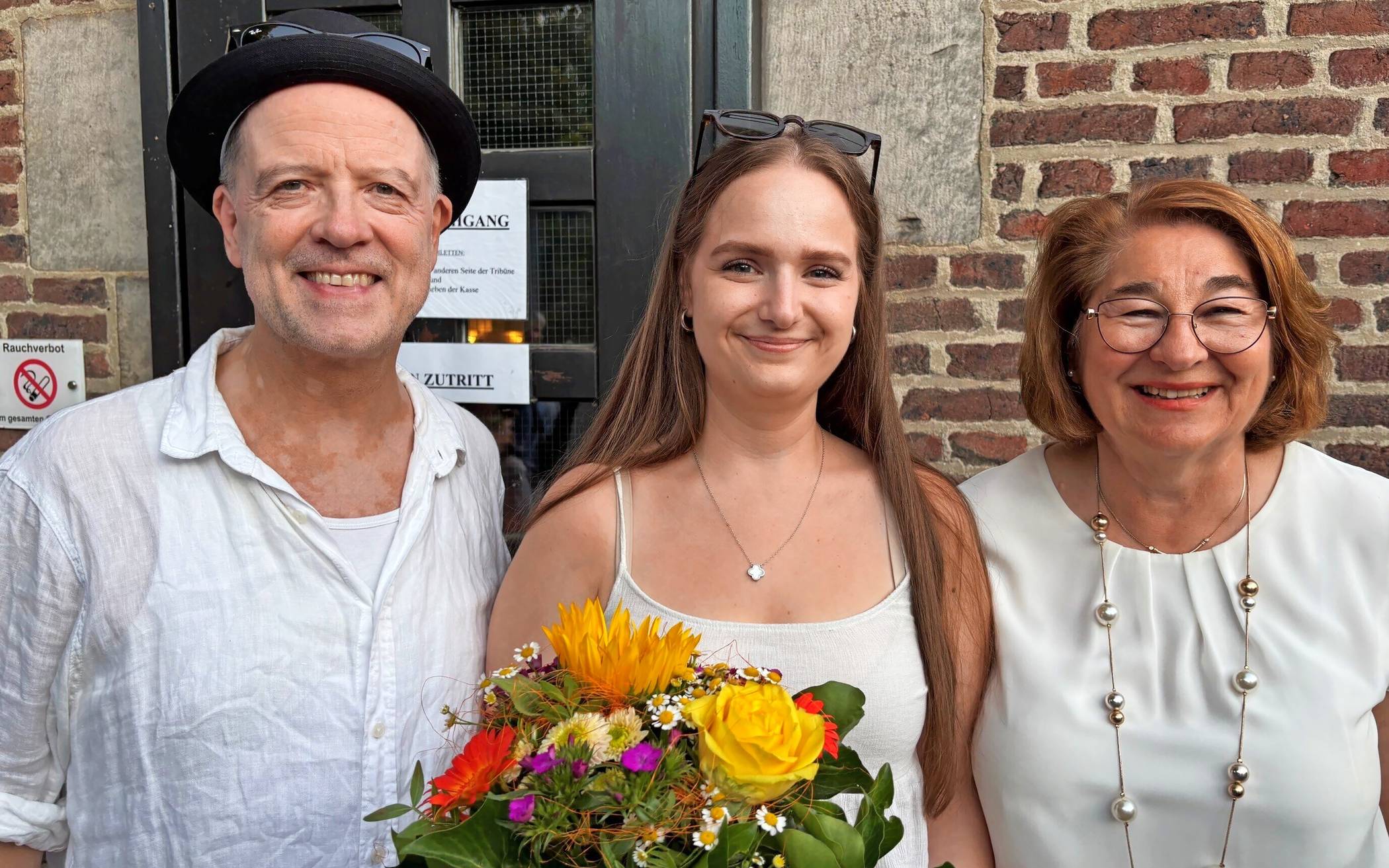 Festspiele-Intendant Jan Bodinus und Festspiel-Vereinsvorsitzende Marika Löchte (rechts) konnten am Donnerstagabend Nadine Vogel als 10 000. Besucherin begrüßen.  