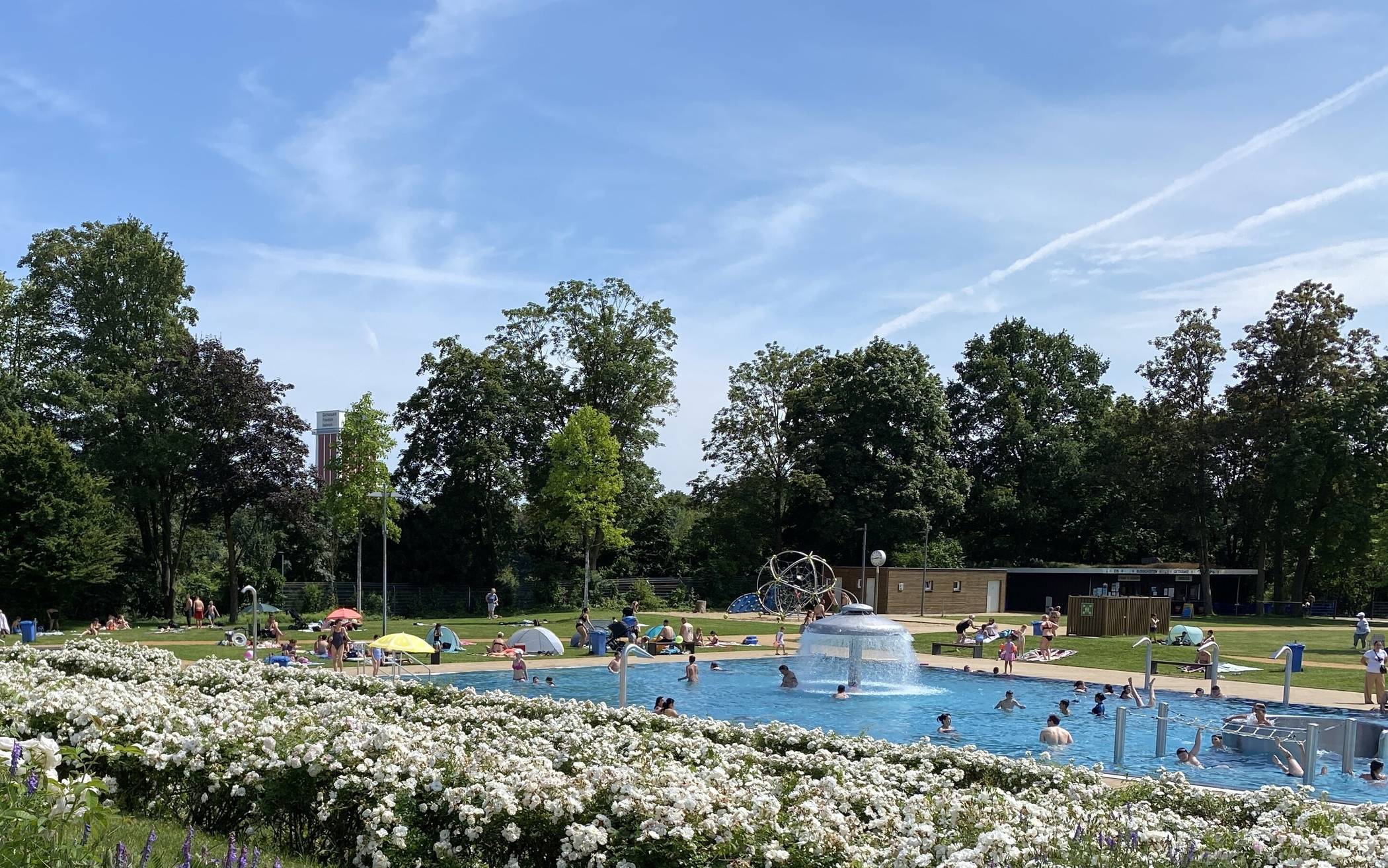 Das Panoramabad Pappelsee öffnet in den Sommerferien ab Samstag, 18. Juli, das Freibad täglich jeweils von 10 bis 18 Uhr. Das Hallenbad ist täglich von 12 bis 17 Uhr geöffnet. 