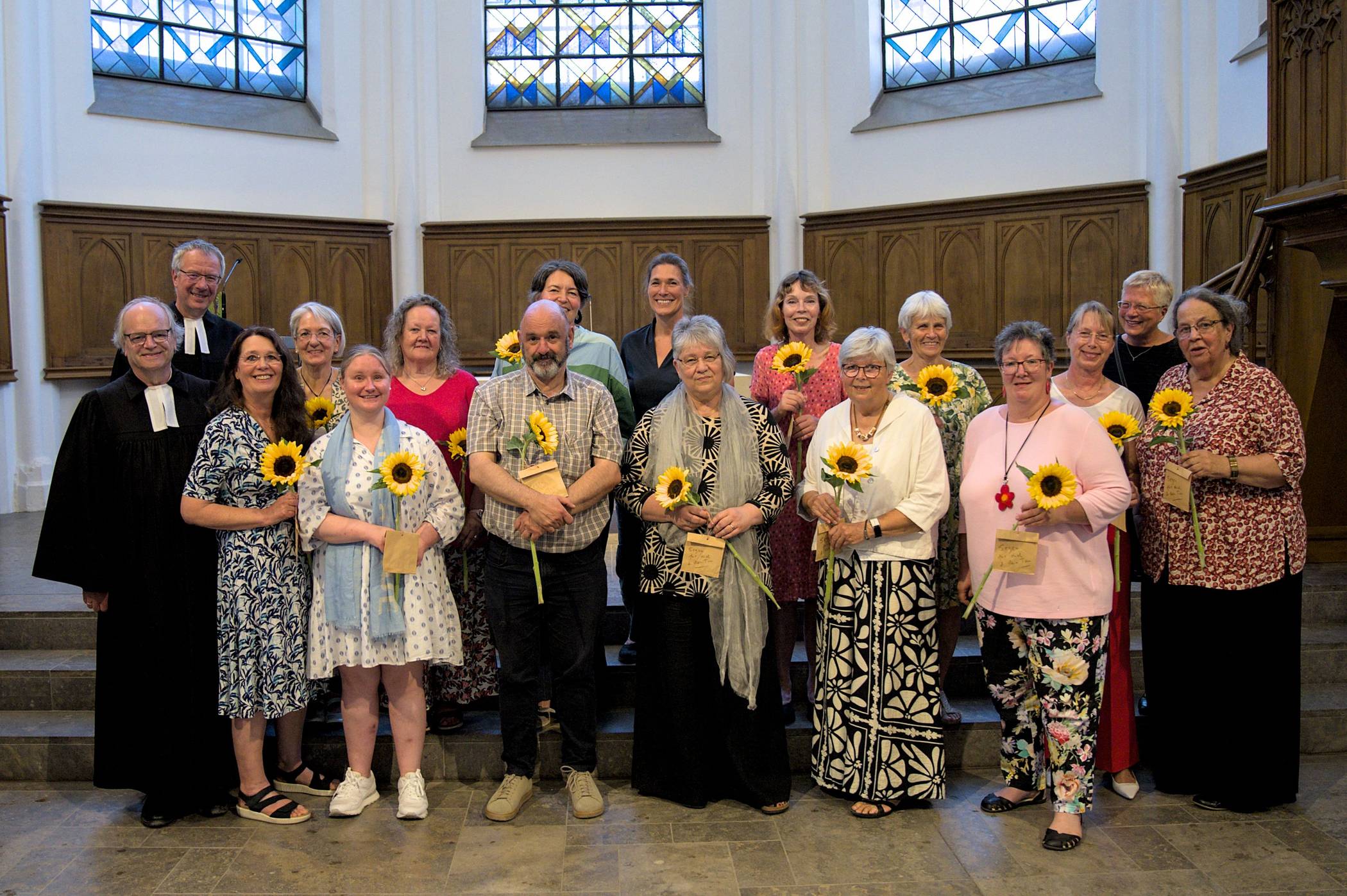  Die 13 Ausgebildeten Seelsorgenden mit Sonnenblumen, in der Mitte hinten die Organisatorin und Leiterin der Ausbildung, Pfarrerin Anke Prumbaum, links vorne Synodalassessor Axel Stein, hinter ihm Superintendent Wolfram Syben 