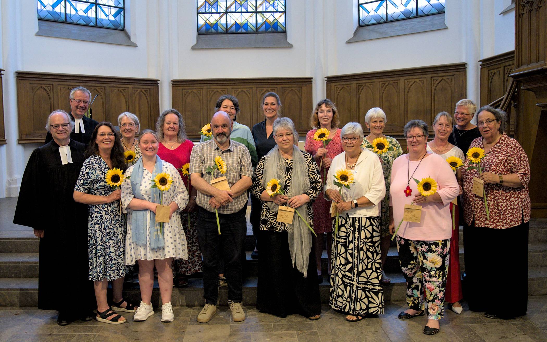 Die 13 Ausgebildeten Seelsorgenden mit Sonnenblumen,