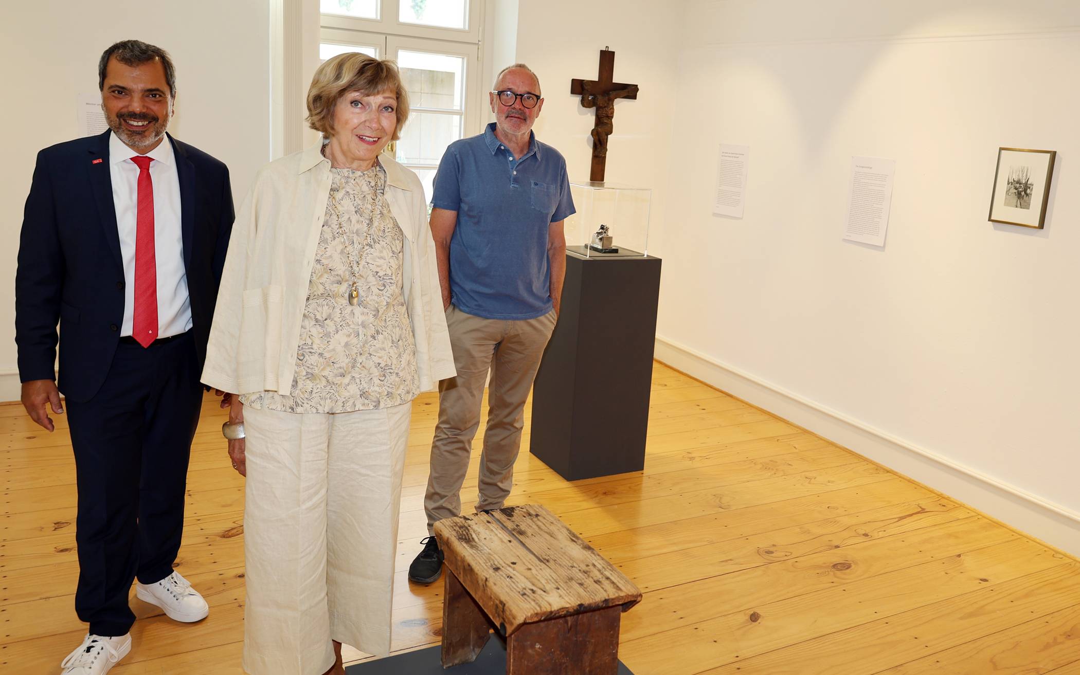  Wünschen der Ausstellung „Moerser Schätze“ im Peschkenhaus viele Besucher (v.l.n.r.): Sparkassen-Chef Giovanni Malaponti sowie Beatrix Langenbeck-Schwich und Helmut Berns vom Kunstverein Peschkenhaus. 