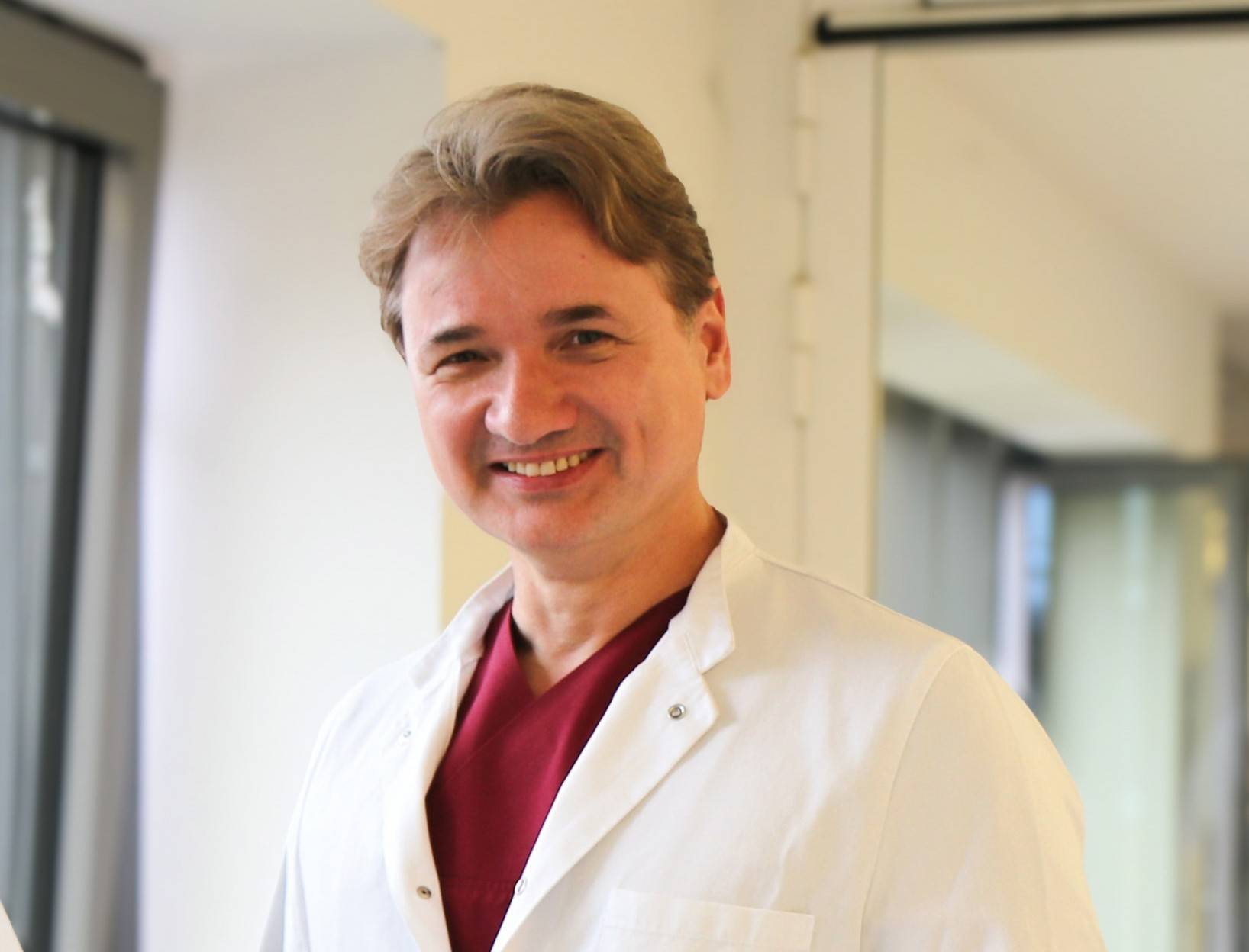 Chefarzt Dr. med. Tobias Köppe informiert zu Möglichkeiten der modernen Straffungschirurgie, etwa nach starkem Gewichtsverlust. Foto: St. Irmgardis-Krankenhaus
