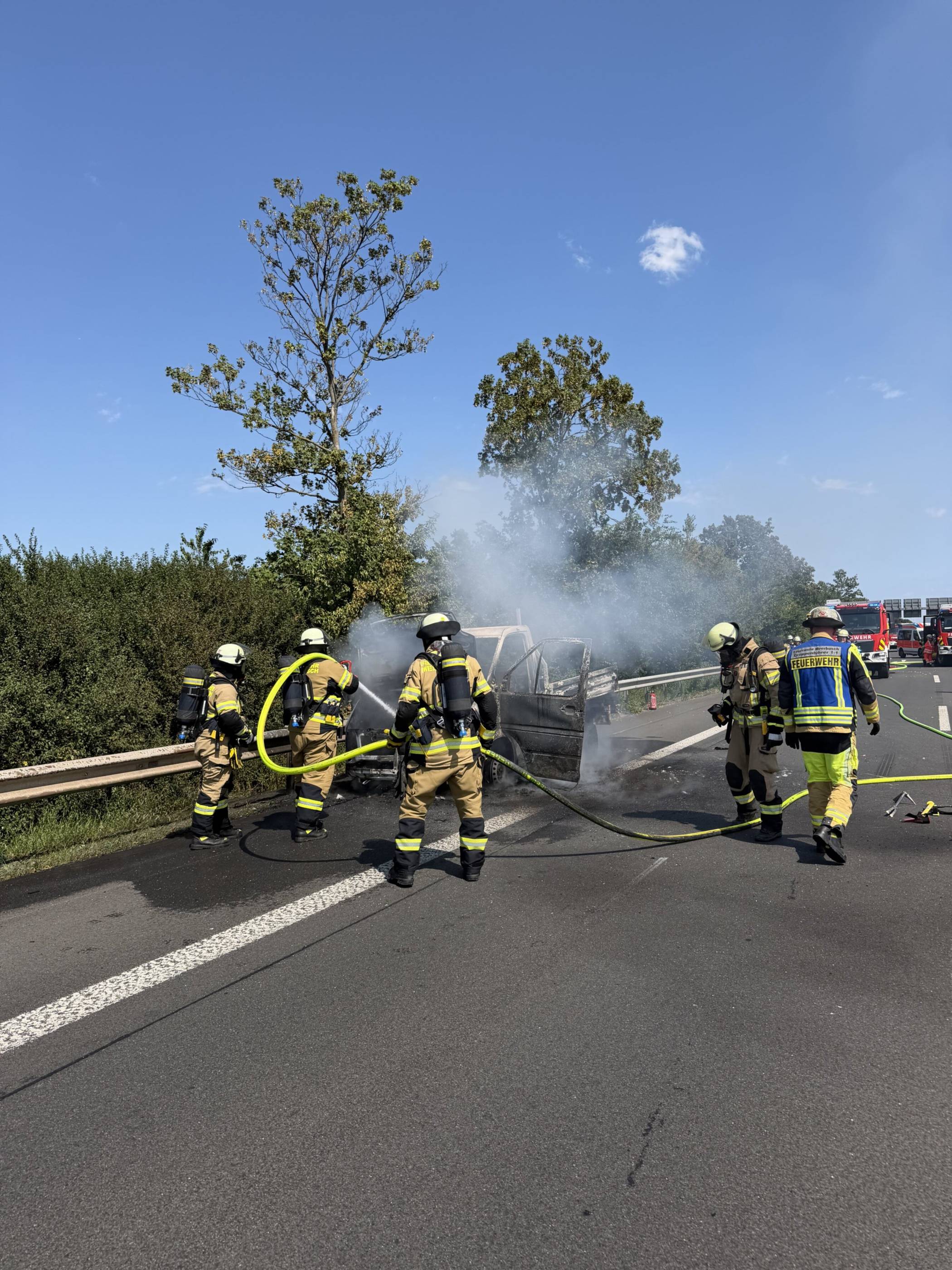  Pkw-Vollbrand auf der A52: Die Meerbuscher Feuerwehr-Einsatzkräfte lebten angesichts des Verhaltens mancher Verkehrsteilnehmer gefährlich.   