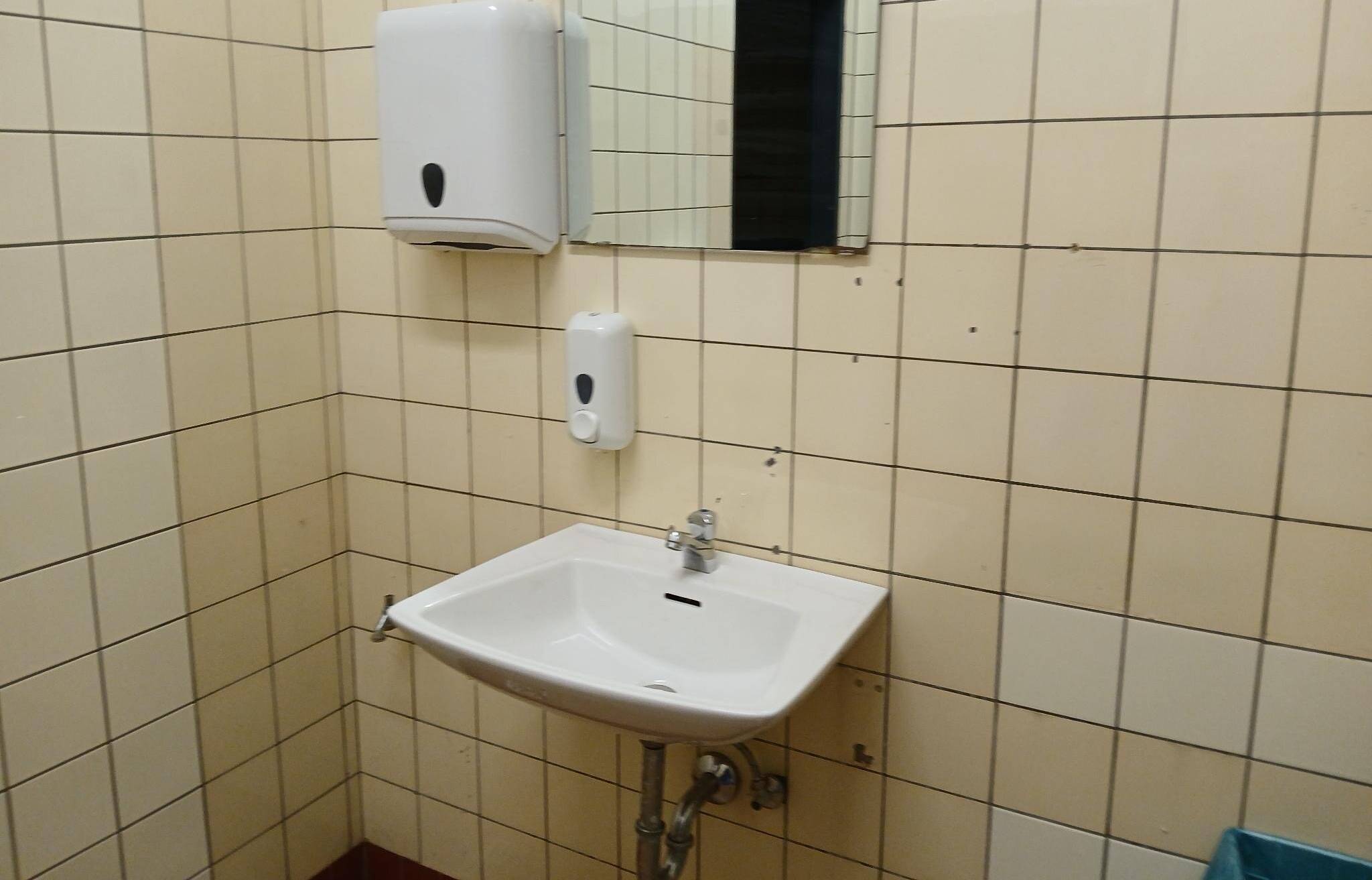  Ein „Vorher“-Bild der WC-Anlagen der Grundschule Heyden, vor Sanierung und neuem Konzept. 
