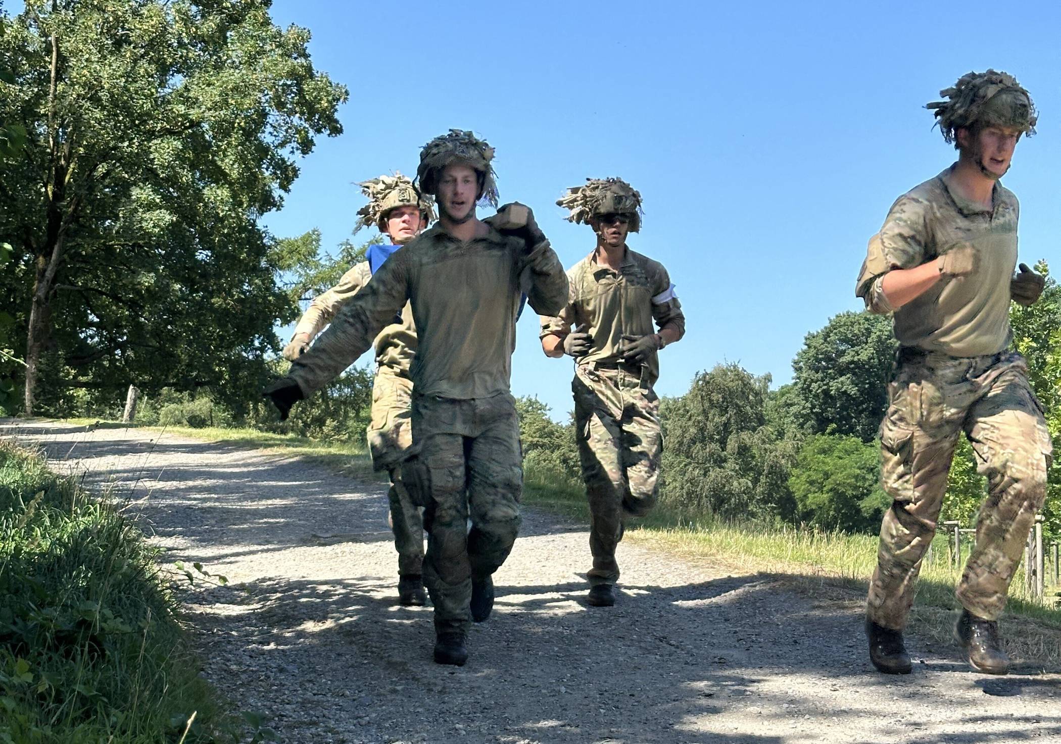  Soldaten der Danish Home Guard Company Rødovre transportieren einen verwundeten Kameraden über die Wettkampfstrecke am „Monte Clamotte“. Teamarbeit und körperliche Belastbarkeit waren beim IMM gleichermaßen gefragt. 