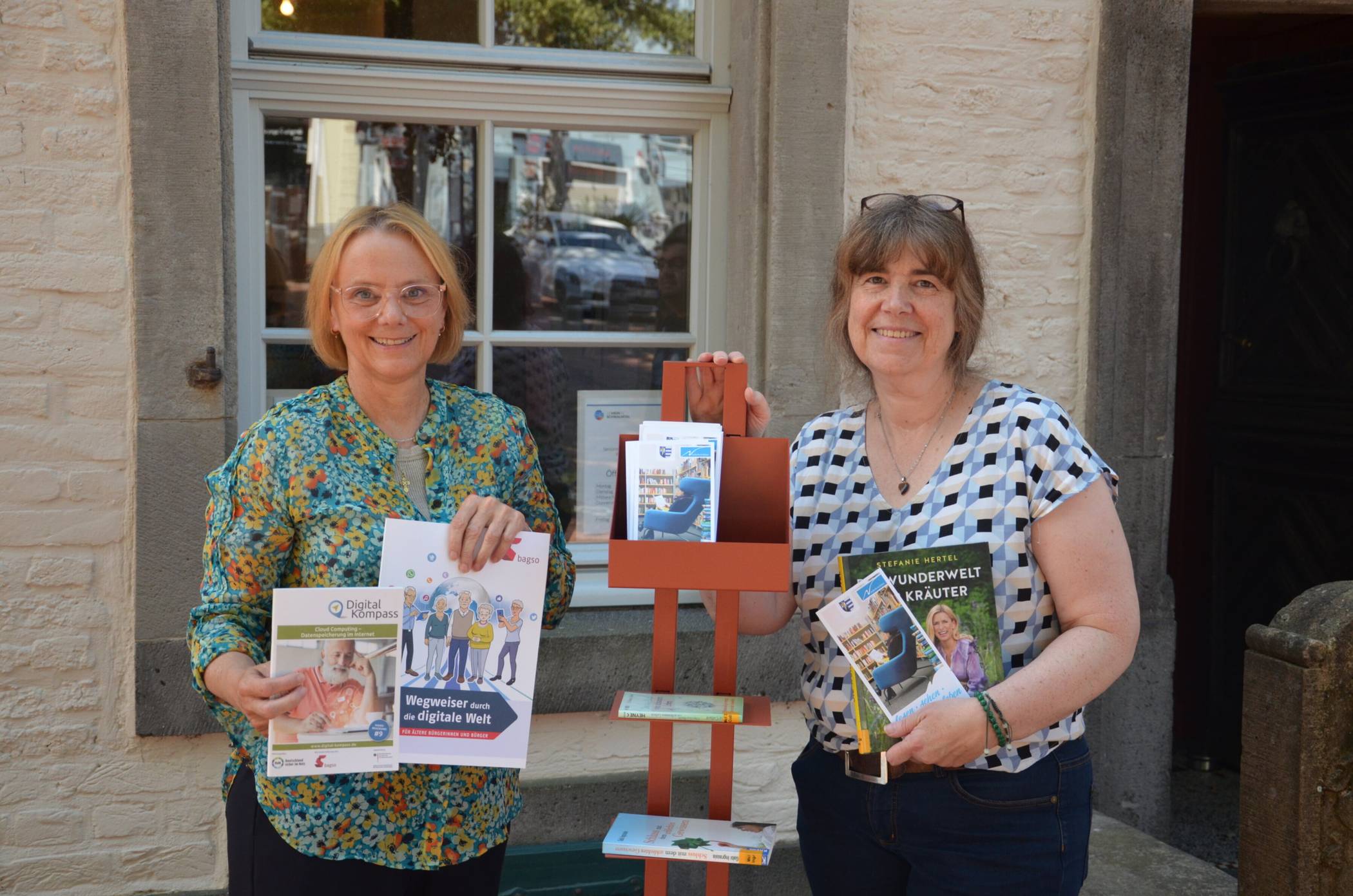 Barbara Wenzel (l.) vom Markt 2.2 und Andrea Otten von der Gemeindebibliothek, die sich über das neue digitale Dauerangebot freuen.   