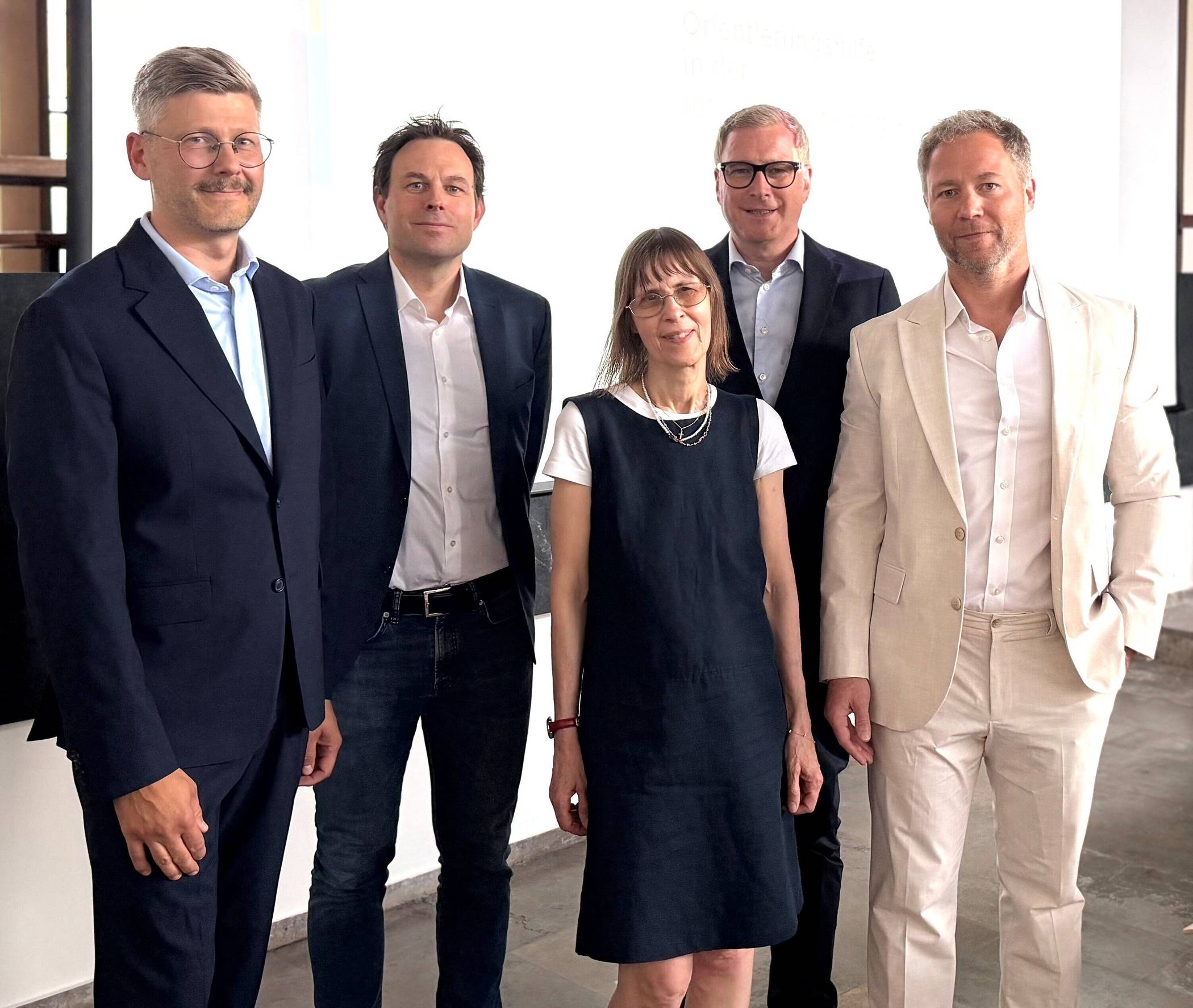  Die Referentinnen und Referenten der Fachtagung (v.l.): Dr. med. (Univ. Semmelweis) Sándor B. Tóth, PD Dr. med. Valentin Goede, Dr. med. Esther Maria Kirchner, Dr. med. Ulrich Bauser, Dr. med. Mark Banysch im St. Irmgardis-Krankenhaus Süchteln informierten über aktuelle Entwicklungen in der Tumormedizin und standen für den fachlichen Austausch zur Verfügung. 