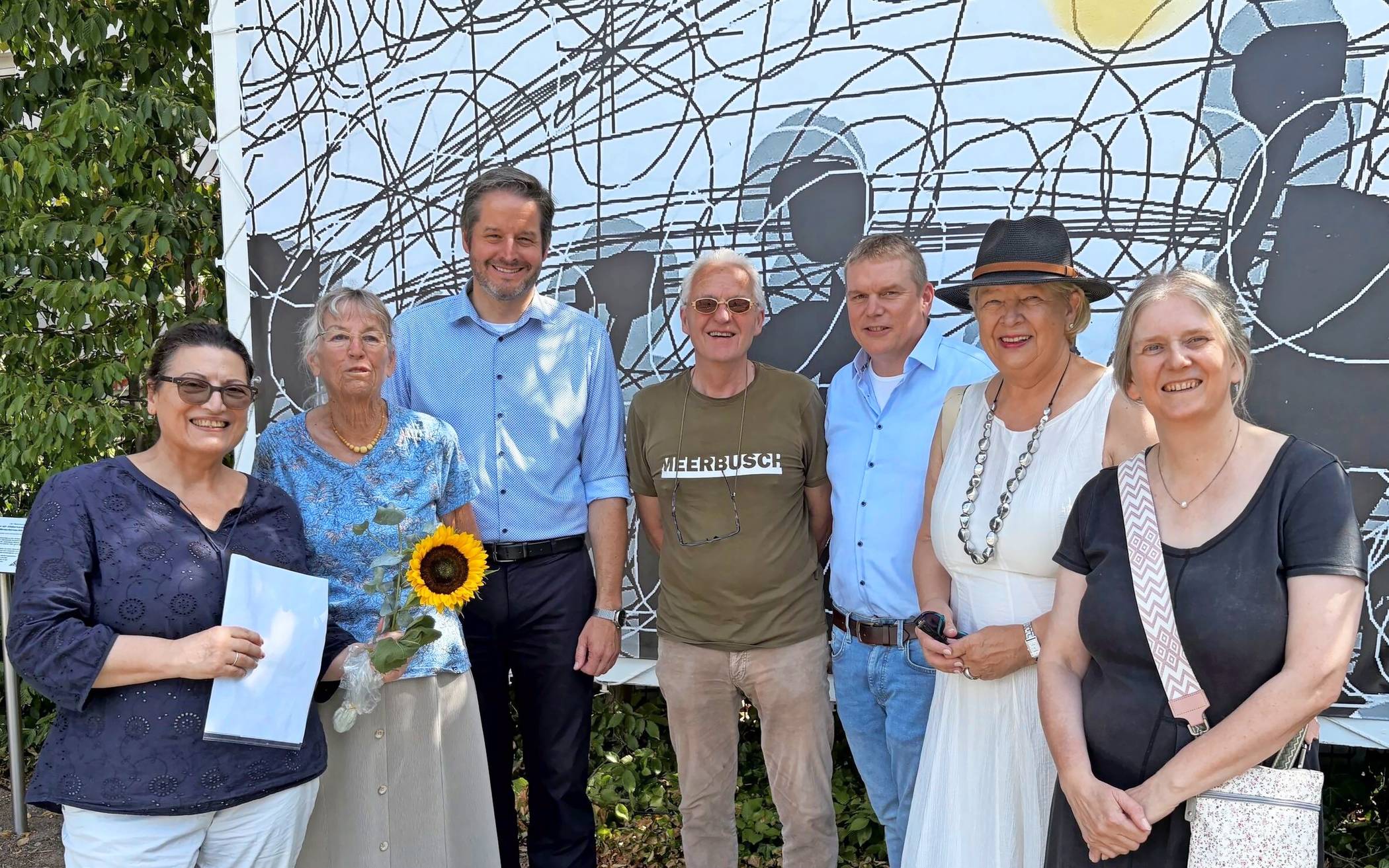  Freuen sich über die neugestaltete Plakatwand (v.l.): Maria Rosa Lopez Blanes, Ilse Petry-Ambrosius, Bürgermeister Christian Bommers, Alexander Ruth (Kulturverwaltung, 3.v.r.) sowie die Kulturausschussmitglieder Dirk Banse, Heidemarie Niegeloh und Karin Schomberg. 