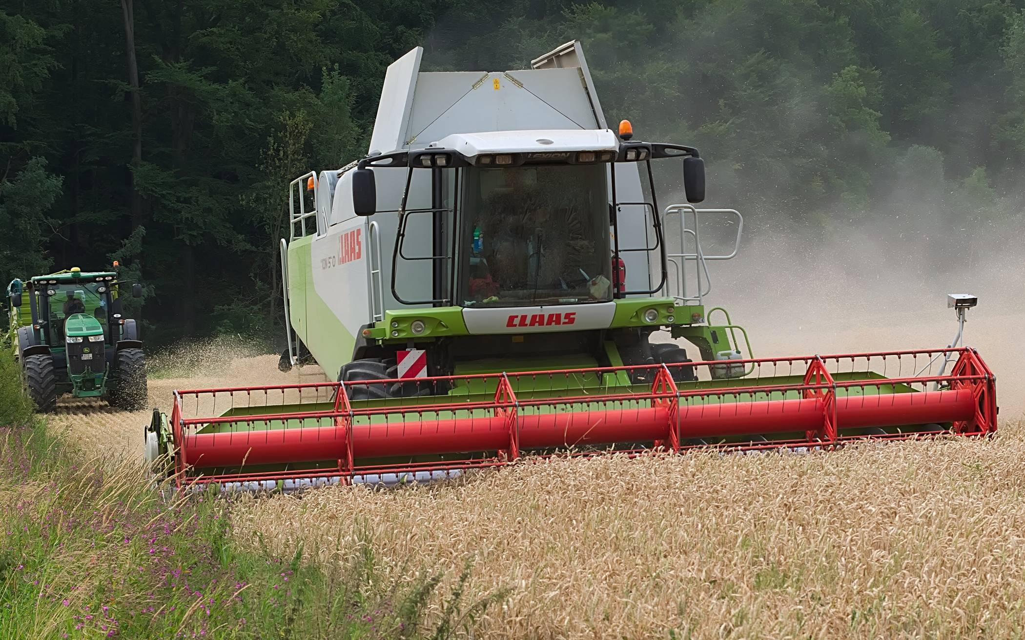 Die Weizenernte hat begonnen. Landwirtschaftliche Fahrzeuge