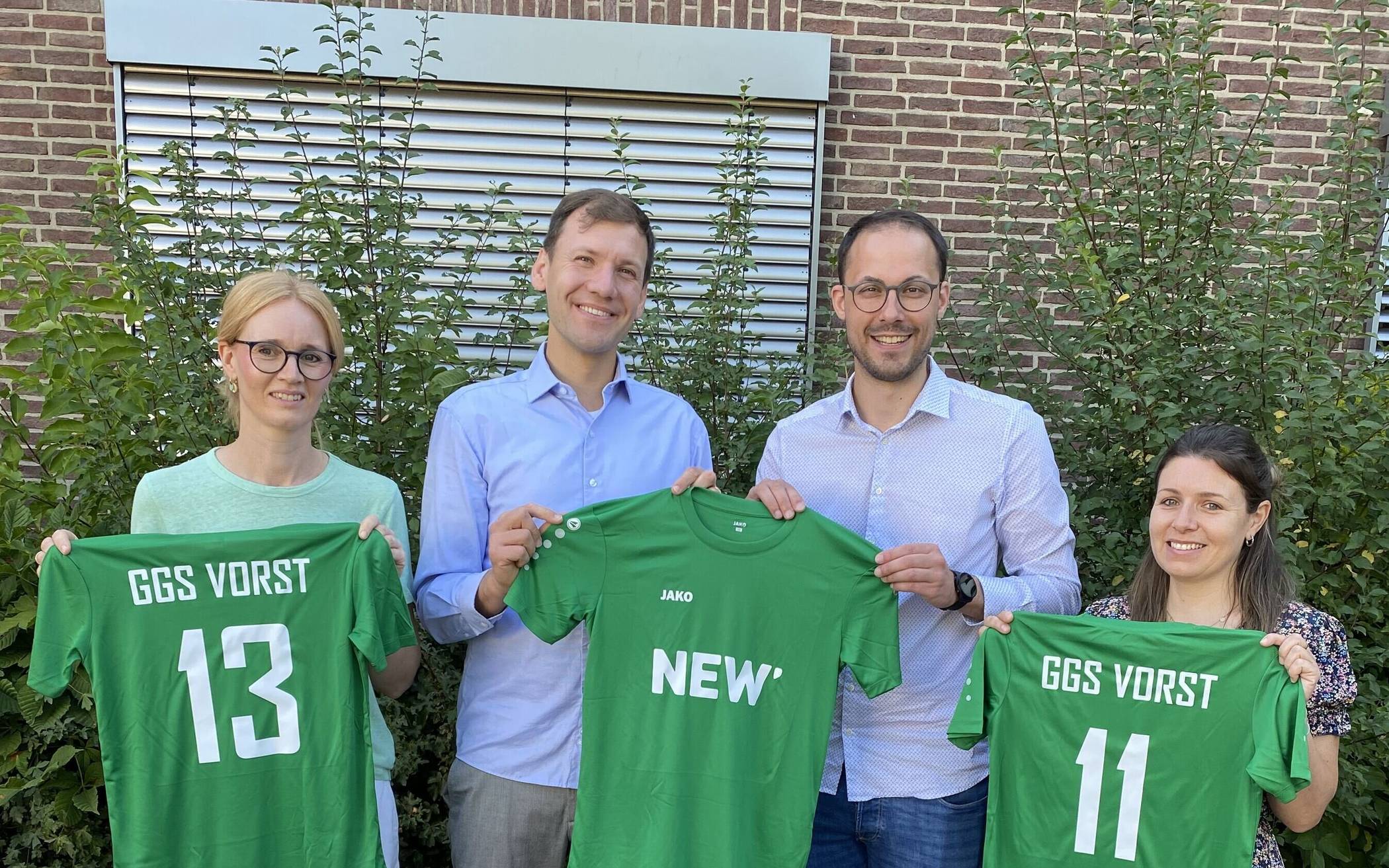 Zwei komplette Trikot-Sätze für die Grundschulen