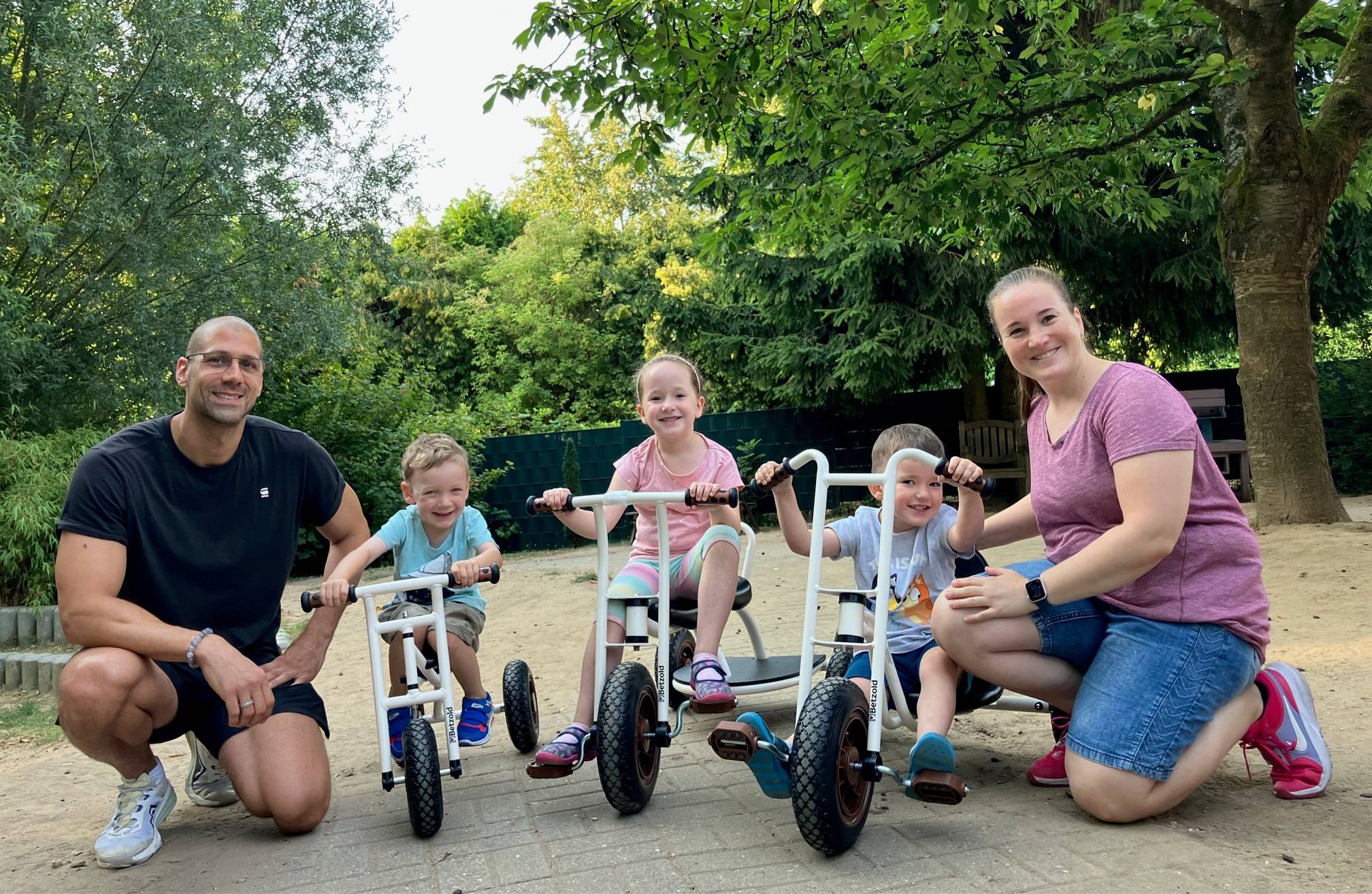  Kita-Leiter Marcel Hunzelar und Katharina Maihoff vom Förderverein testen gemeinsam mit den Kids die neuen Dreiräder. 