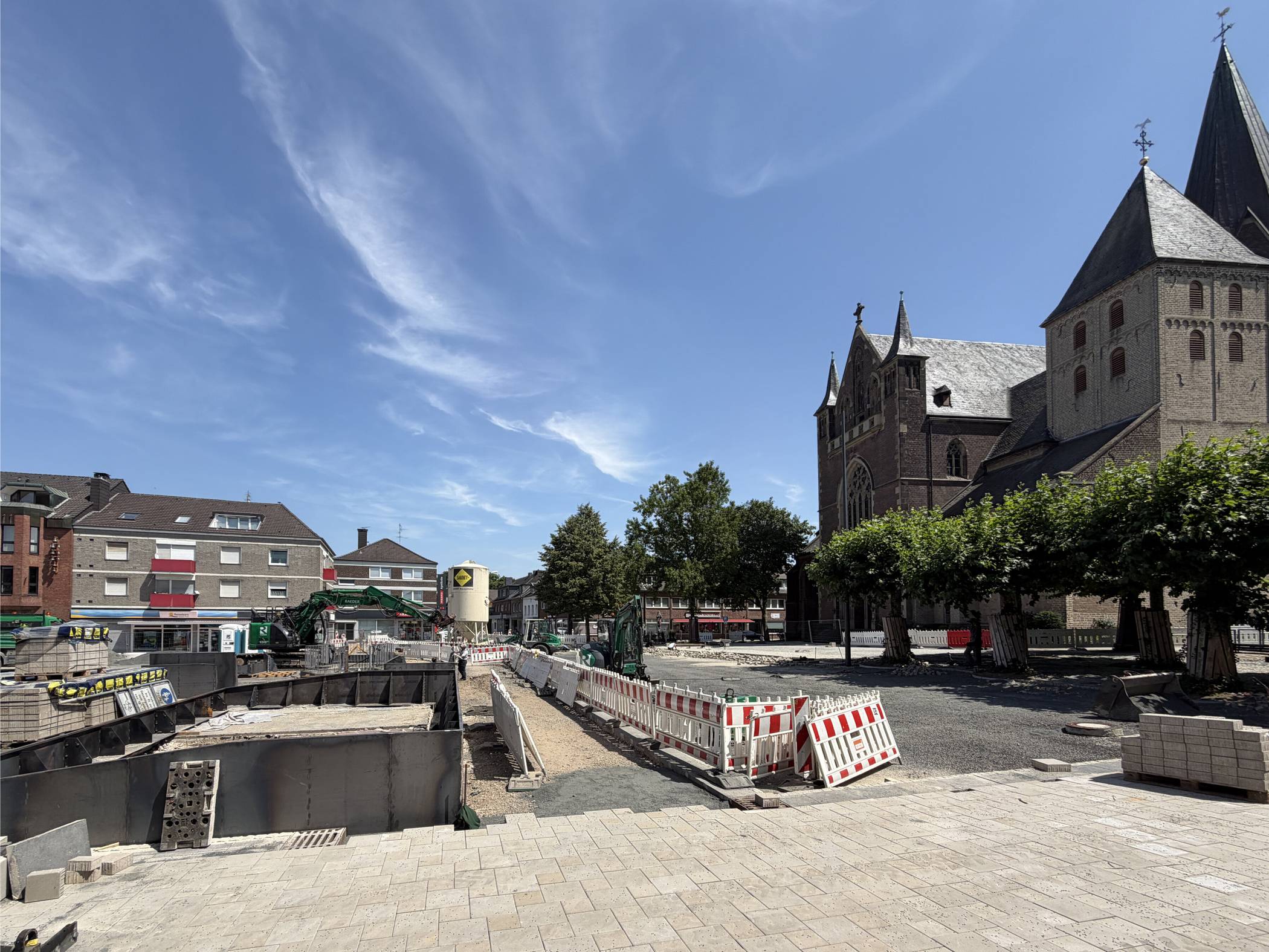  Noch sieht es nach Baustelle aus auf dem Mühlentorplatz in Rheindahlen - aber der Umbau ist fast geschafft. 