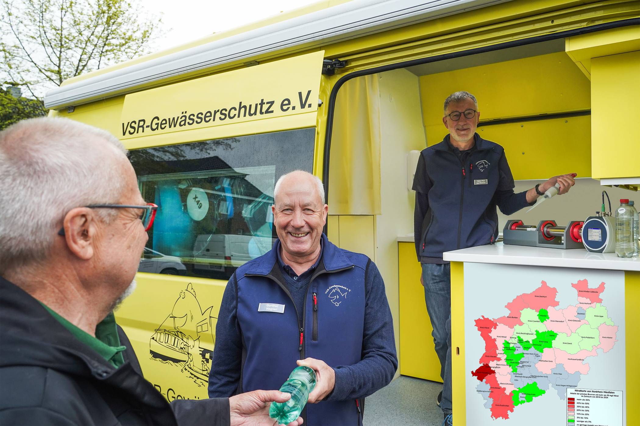  Gunther Hagner(Mitte) und Heinz-Theo van Wickeren (r.) beraten einen Brunnenbesitzer und untersuchen eine Brunnenwasserprobe. Foto: Ruben Wiltsch 