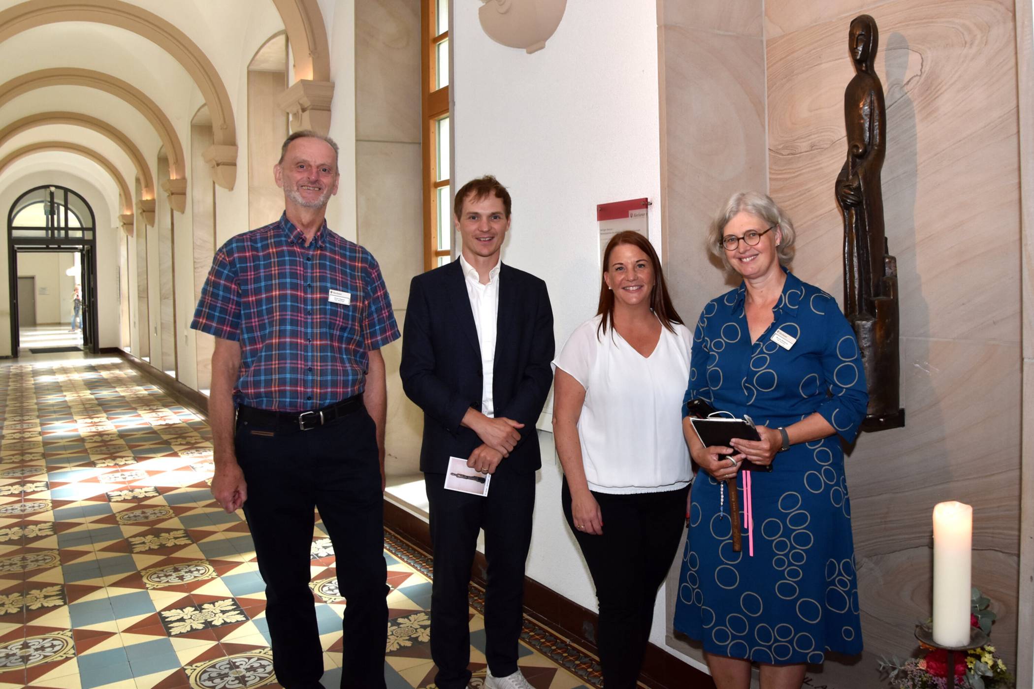 Die Krankenhausseelsorger Ulrich Hagens (l.) und Monika Wiedenau (r.) mit Geschäftsführer Norman Westphal und Klinikdirektorin Dr. Kathrin Batzill im historischen Kreuzgang.