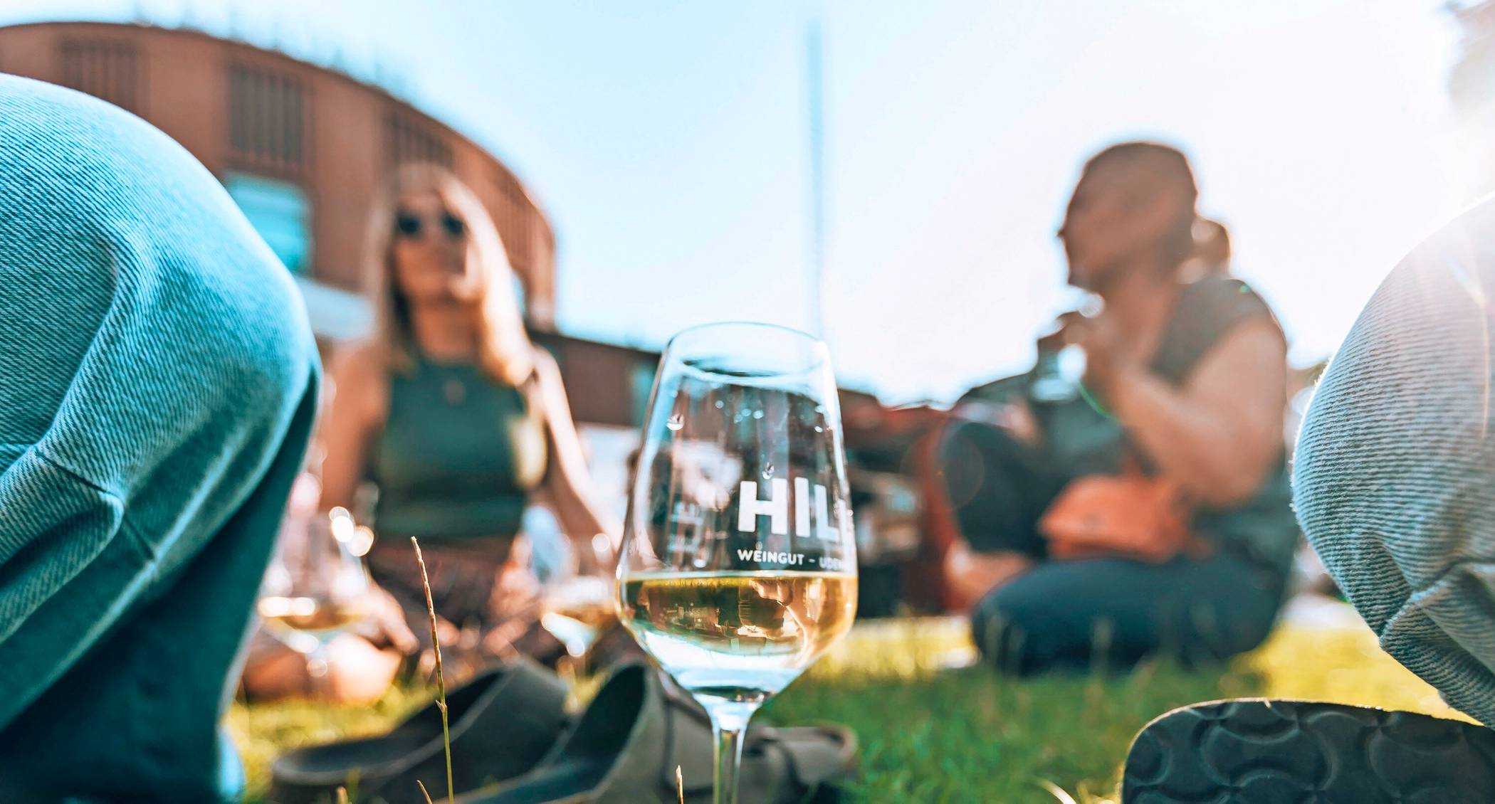  Abheben beim Wein-Yoga auf Duisburgs schwebenden Gärten ... 