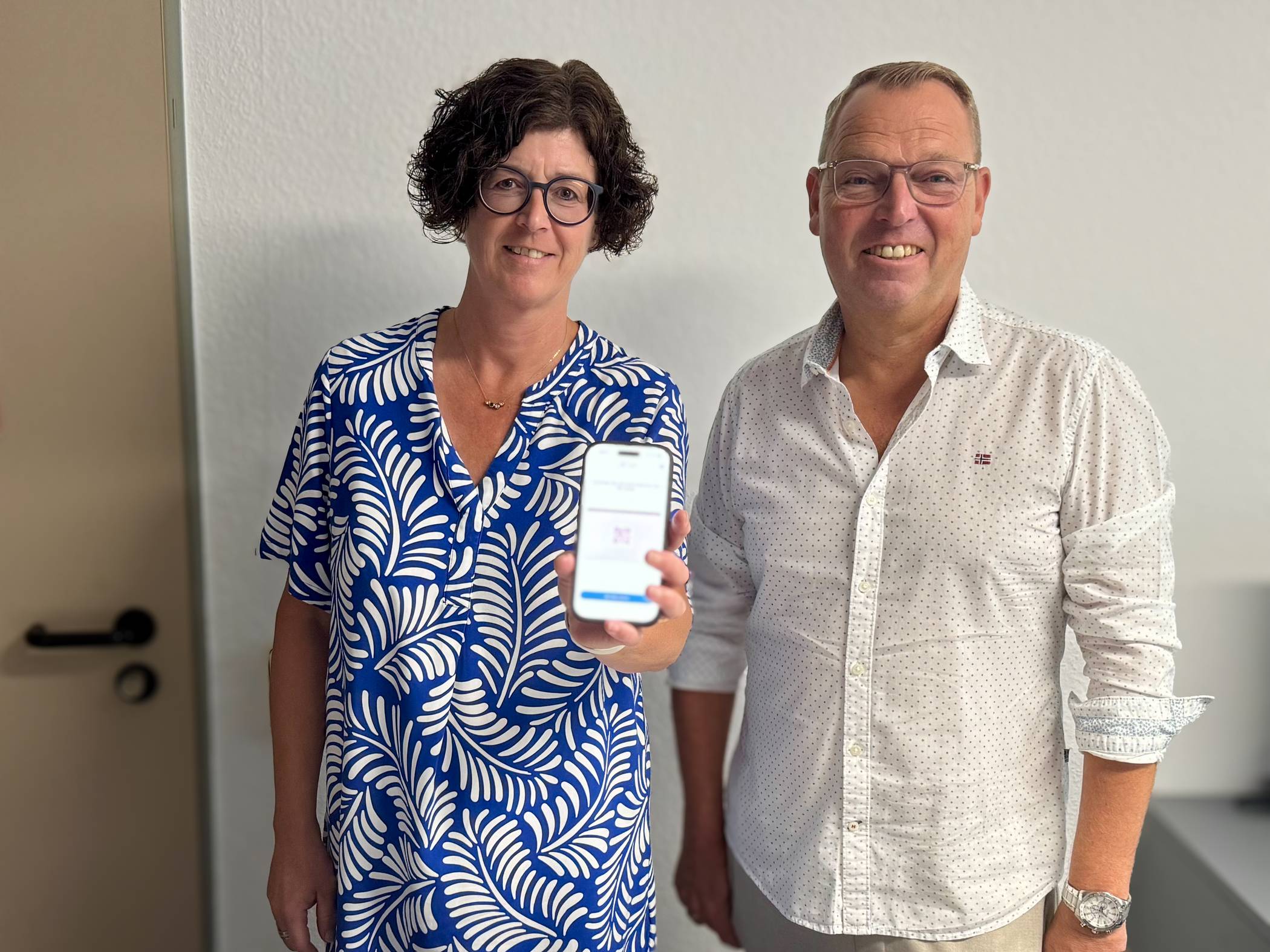 Sabine Schuren (Mitarbeiterin im Bürgerservice) und Fachbereichsleiter Thomas Höpfner freuen sich über das neue Angebot. Foto: Gemeinde Schwalmtal