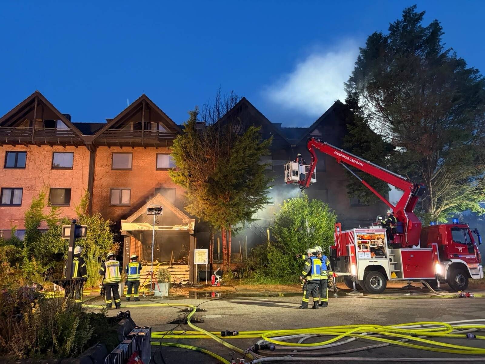 Dachstuhlbrand im ehemaligen Sporthotel in Grefrath