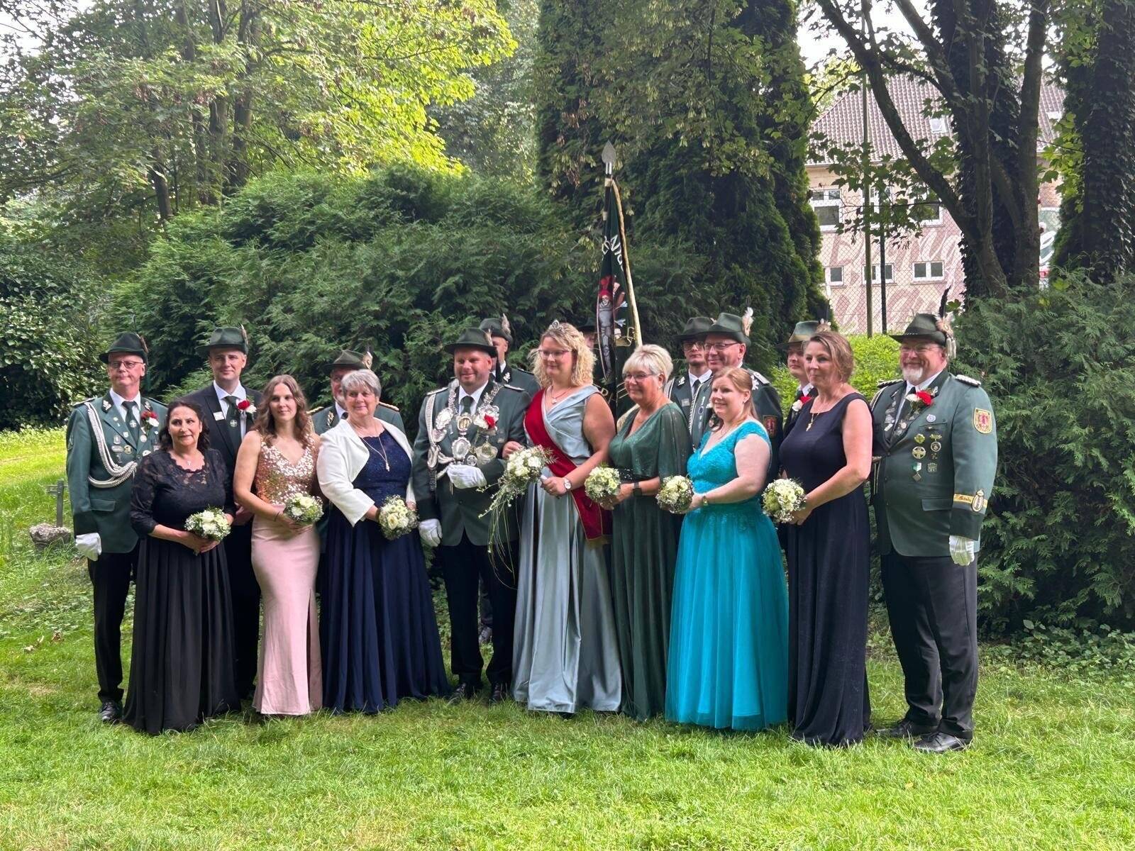  Außerdem ein Foto von Michael mit seinem Thron - auf dem Bild sind von links nach rechts: Petra und Frank Walter, Katharina Raß und Stefan Heckroth, Angelika und Heinz Geßmann, König Michael Raß und Königin Sophia Schauten-Raß, Monika und Paul van Holt, Birgit Geßmann-Krause und Stefan Rüß sowie Connie und Michael Fritsche. Außerdem in der hinteren Reihe die Fahnenoffiziere Jonas Geßmann und Erik Viehoff. 