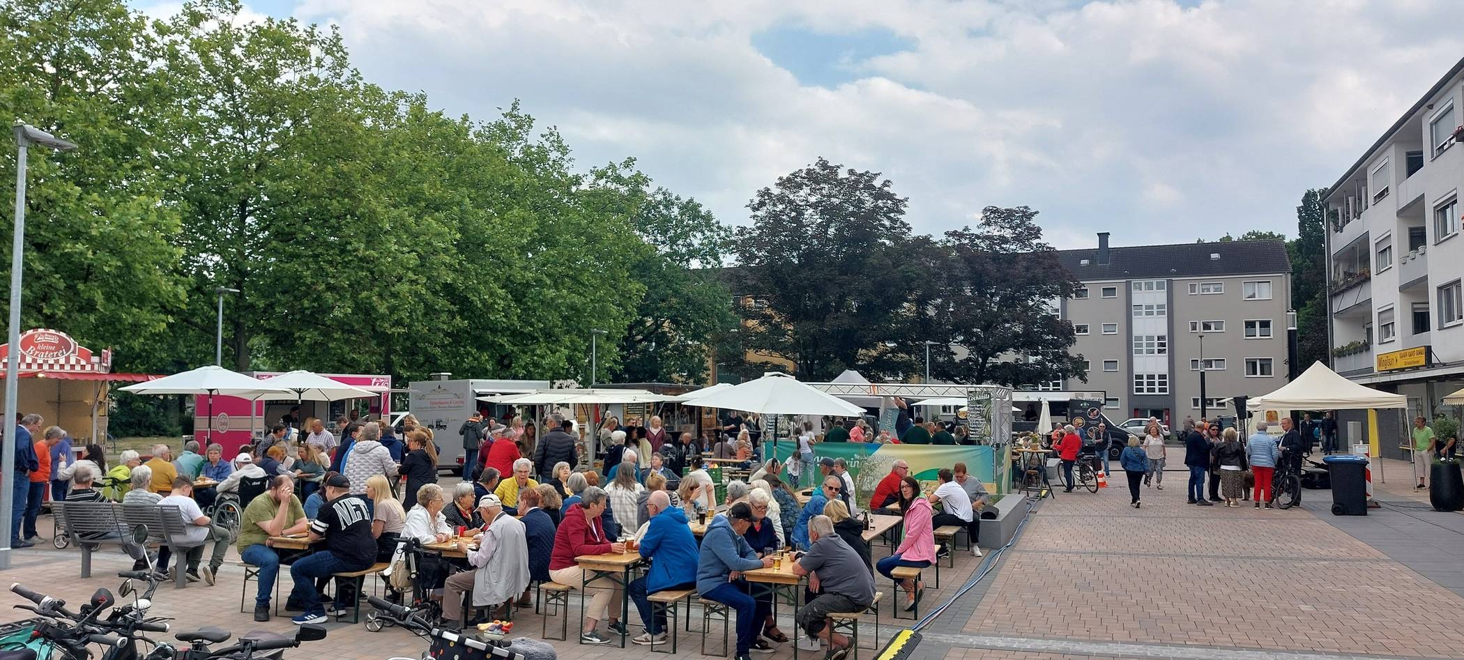  Seit seiner Premiere in 2024 nicht mehr wegzudenken: der Sommermarkt auf dem Grafschafter Platz in Neukirchen. 