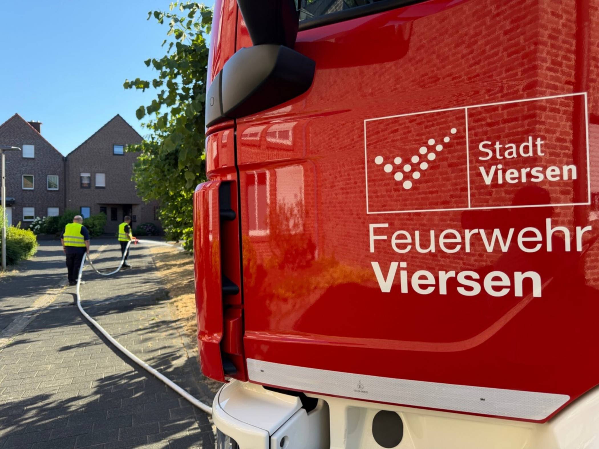  Die Feuerwehr Viersen unterstützt derzeit mit den Städtischen Betrieben Viersen die Bewässerung der Bäume. 