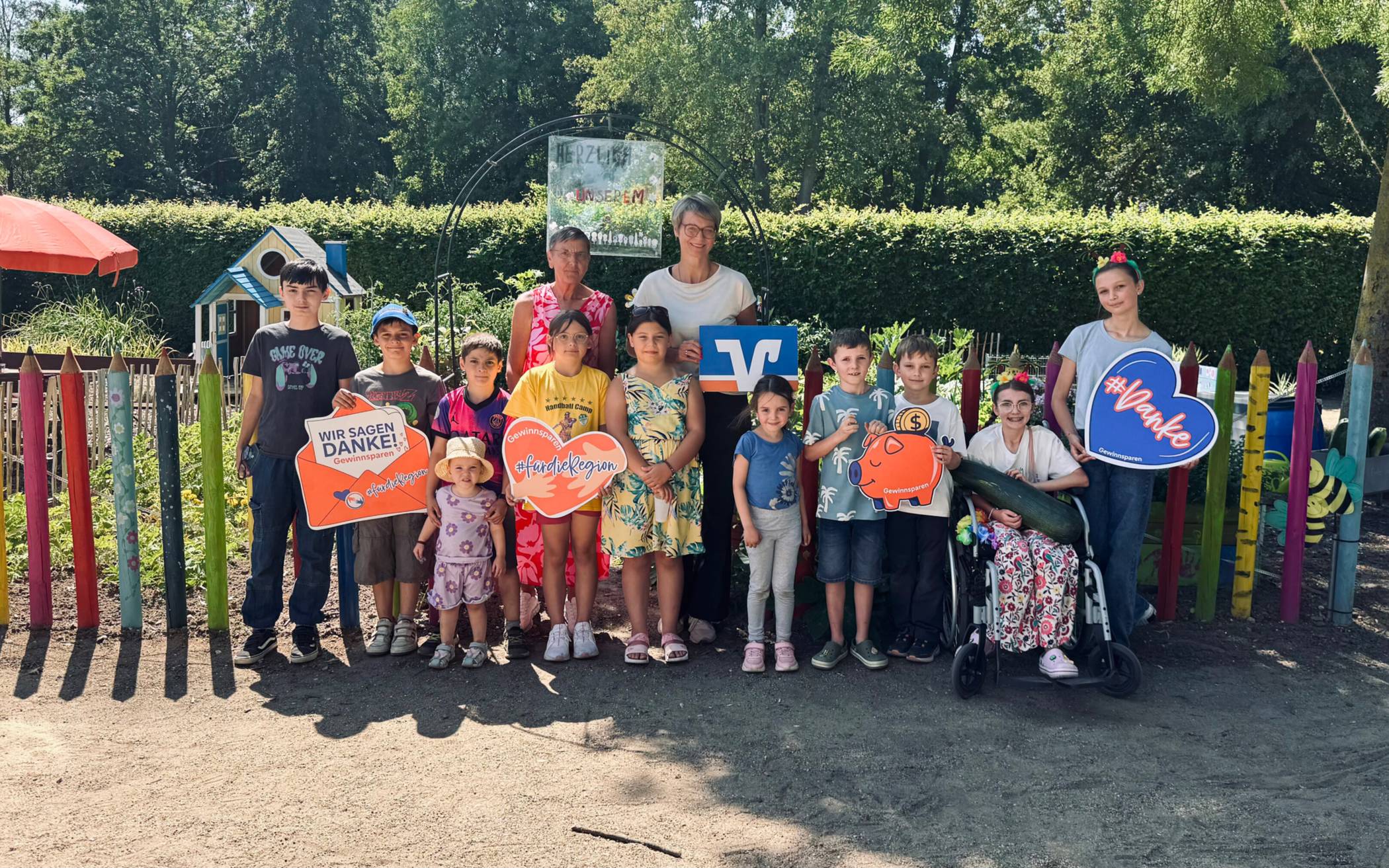  Vor dem neuen Lerngarten stehen die kleinen Gärtner des Kleingartenvereins Süchteln gemeinsam mit Petra Thelen (Vorstandsmitglied Kleingartenverein Süchteln) und Andrea Winterberg (Leiterin der Volksbanl-Geschäftsstelle Süchteln). 