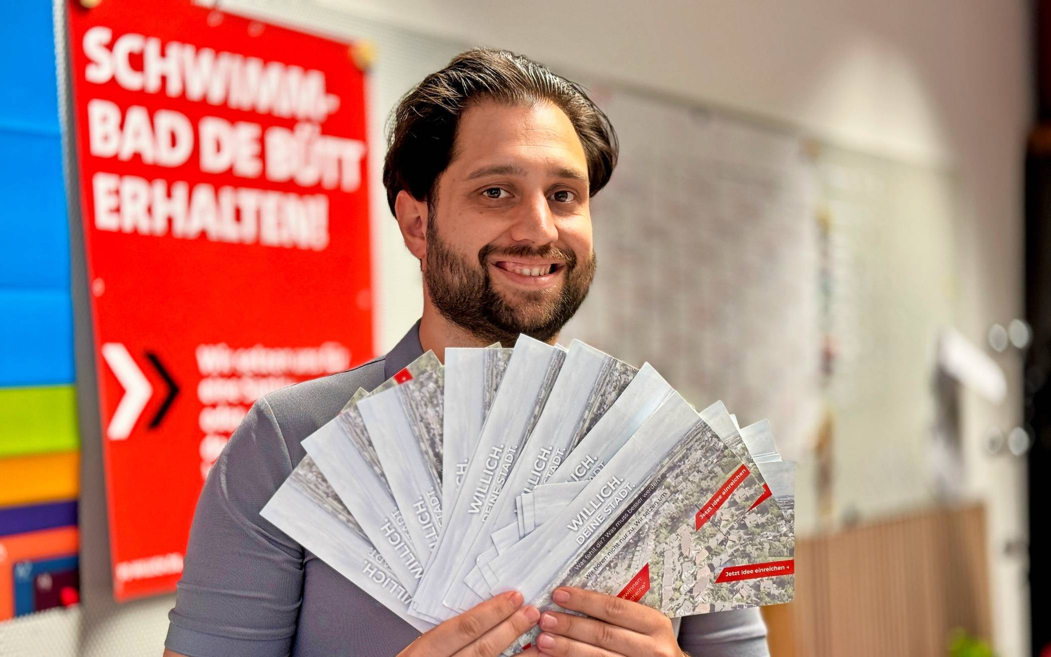 SPD-Ratsmitglied Christian Gosselk mit den Postkarten,