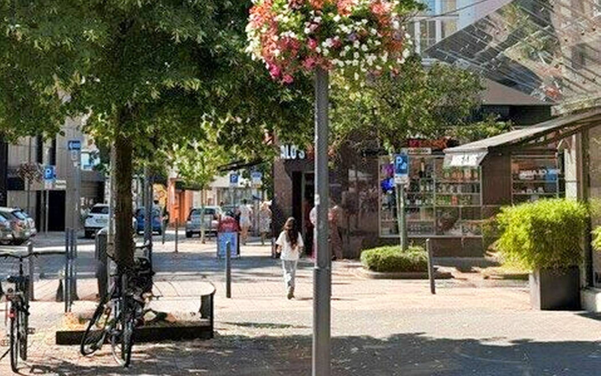 Blumenampeln in der Rheytder Innenstadt.⇥Foto: RCM